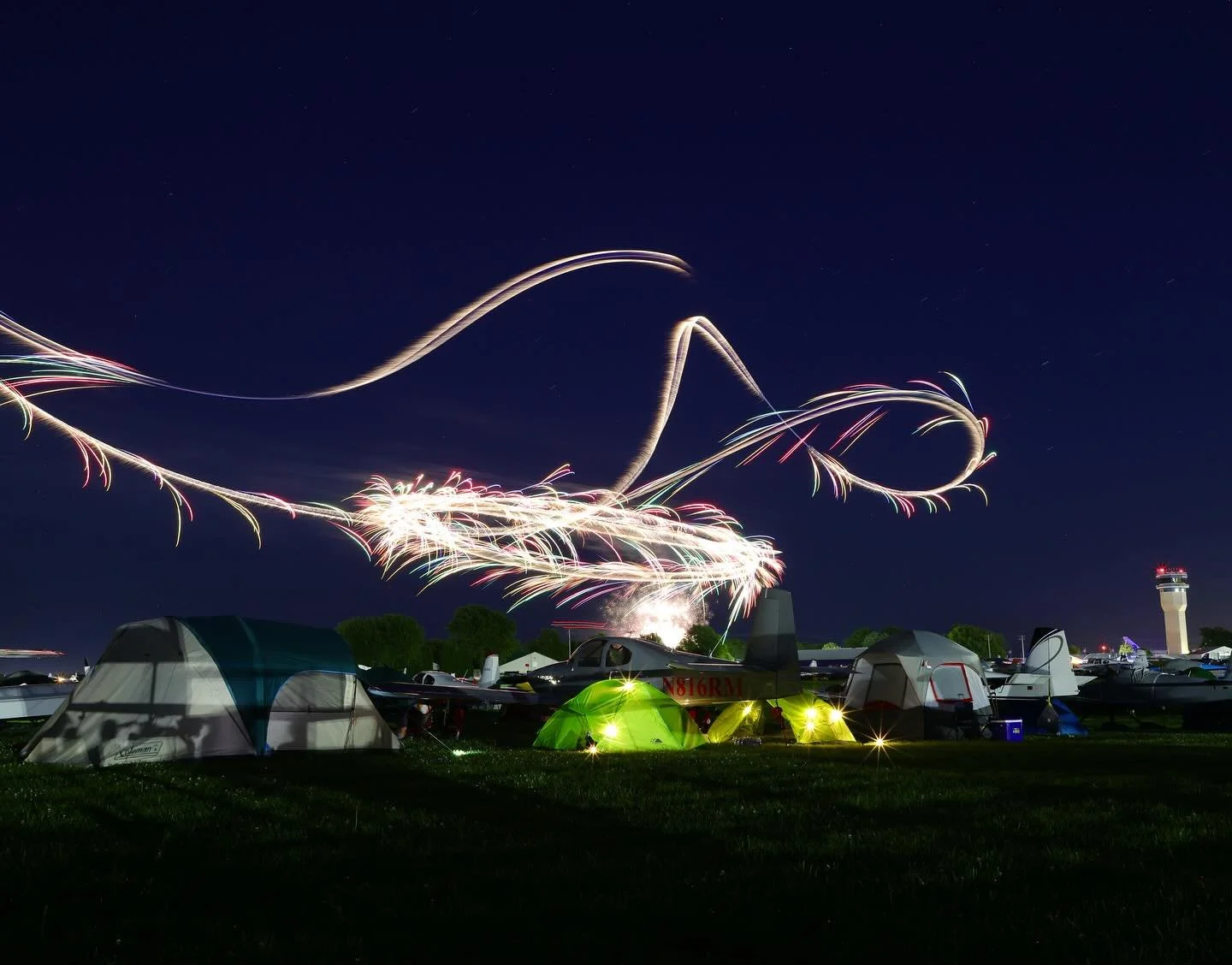 The best night airshow around @eaa Airventure 2025! •
•
•
•
#flywithaopa #canon #aviation #photography #pilot #pilotlife #flying #aviation4u #travel #instaaviation #instagramaviation #airport #aviationphotography #longexposure #ph