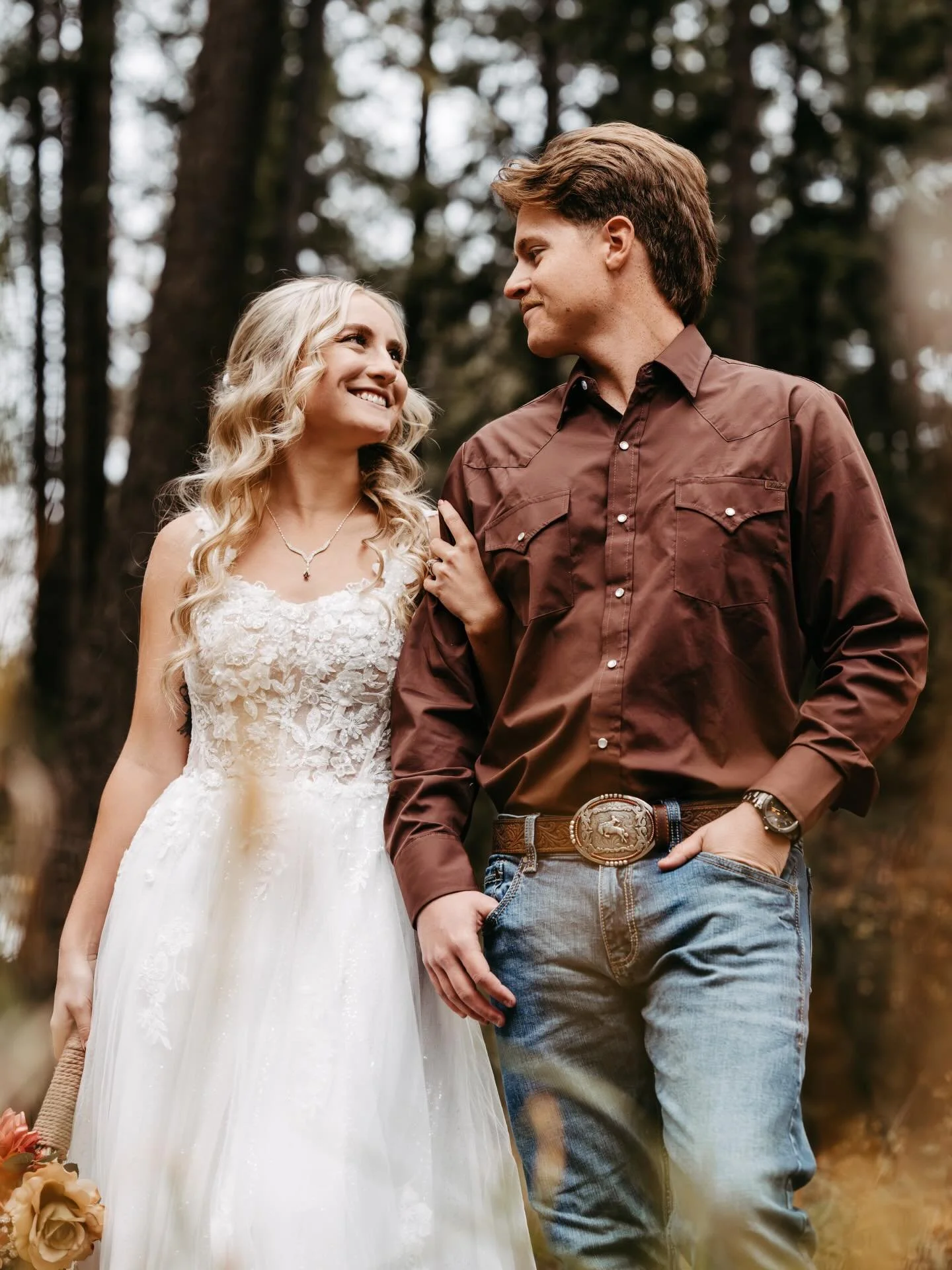 ✨Austin &amp; Alana Benson&rsquo;s wonderful Wedding
📸Big thank you to Wordell for giving the opportunity 
⭐️Like what you see? Book now, link in bio!
🏡Venue @gathering_porch_events 
-@509mtnrider 
-
#wedding #weddingphotography #pnw