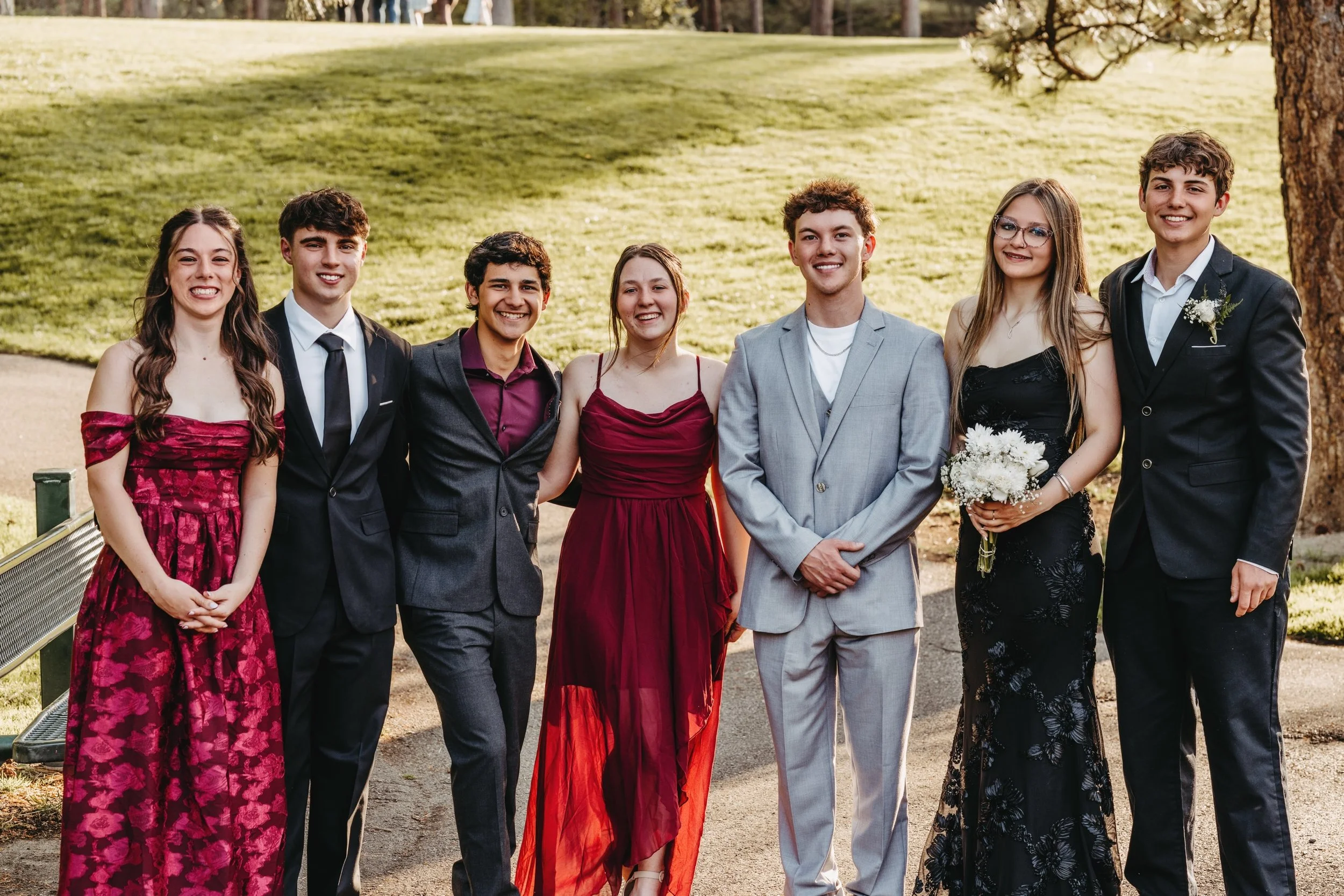 Prom season has began, here are group prom pictures from us 🥹

#prom #highschool #photography #pnw #pnwphotography