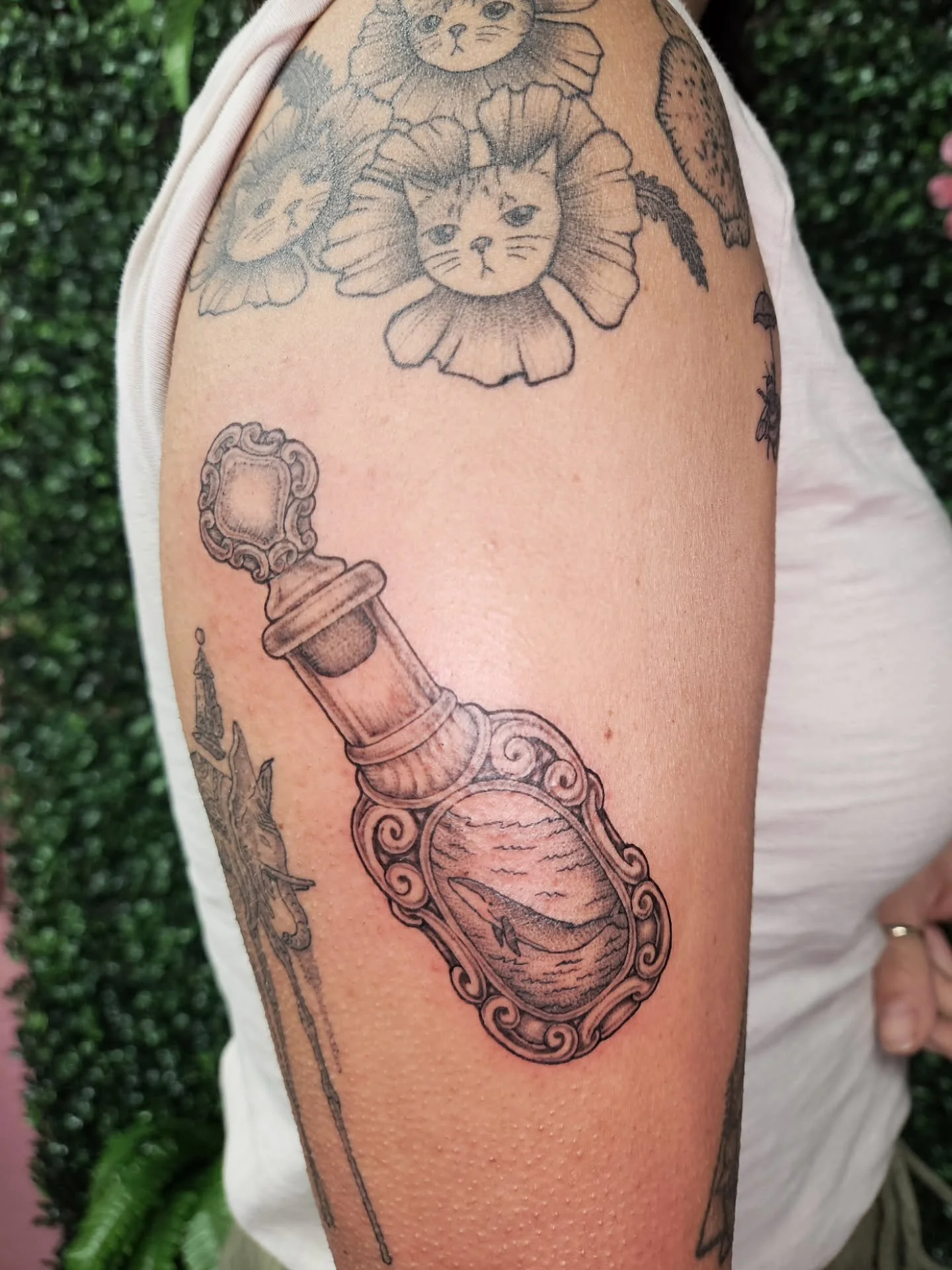 Added this bottle next to the healed Dali and healed kitties I did a few weeks ago 💖 thank you Tiffany! Looking forward to more of your fantastic ideas!
The details in this bottle are crazy cool, I need to learn to take better pictures! 😆