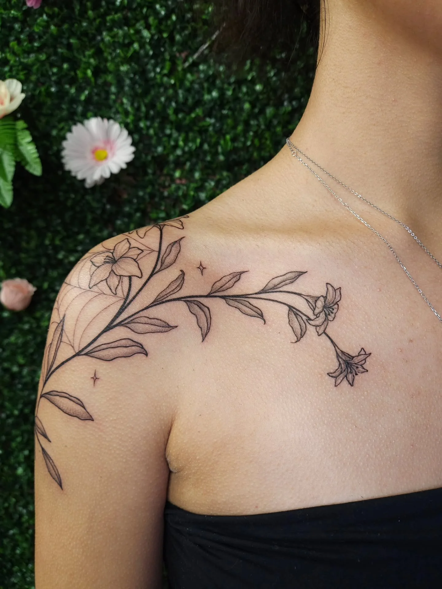 😶&zwj;🌫️😌😍 <--- me when I get to tattoo flowers. Thank you so much Josy! You're a badass 💪