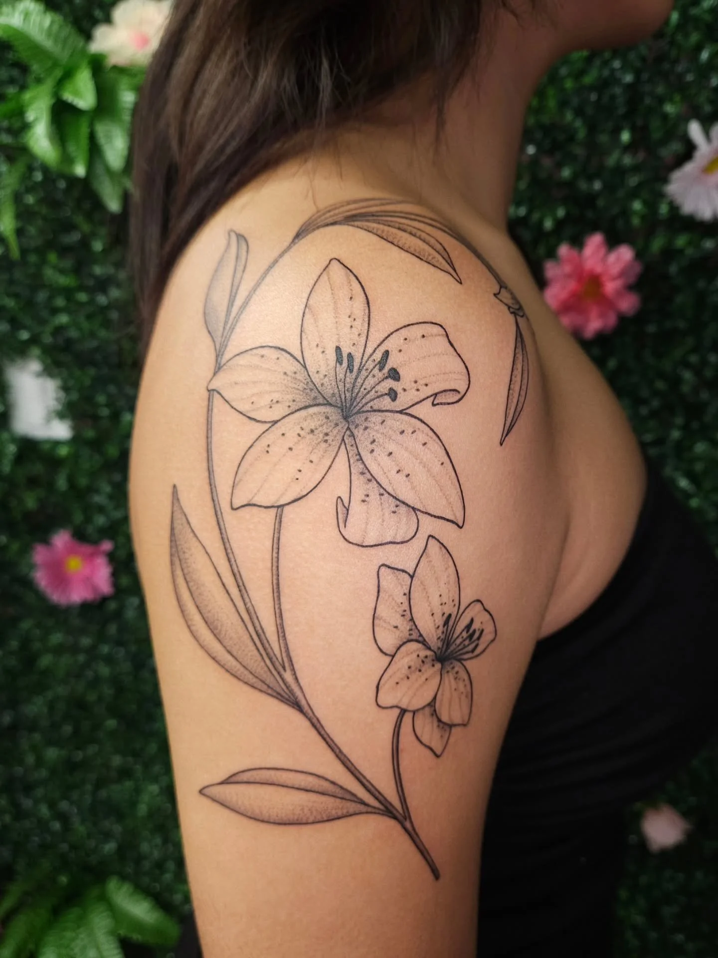 I love big florals and I cannot lie 😍 love how this one curves with the rounding of the shoulder cap! Thank you Natalia!