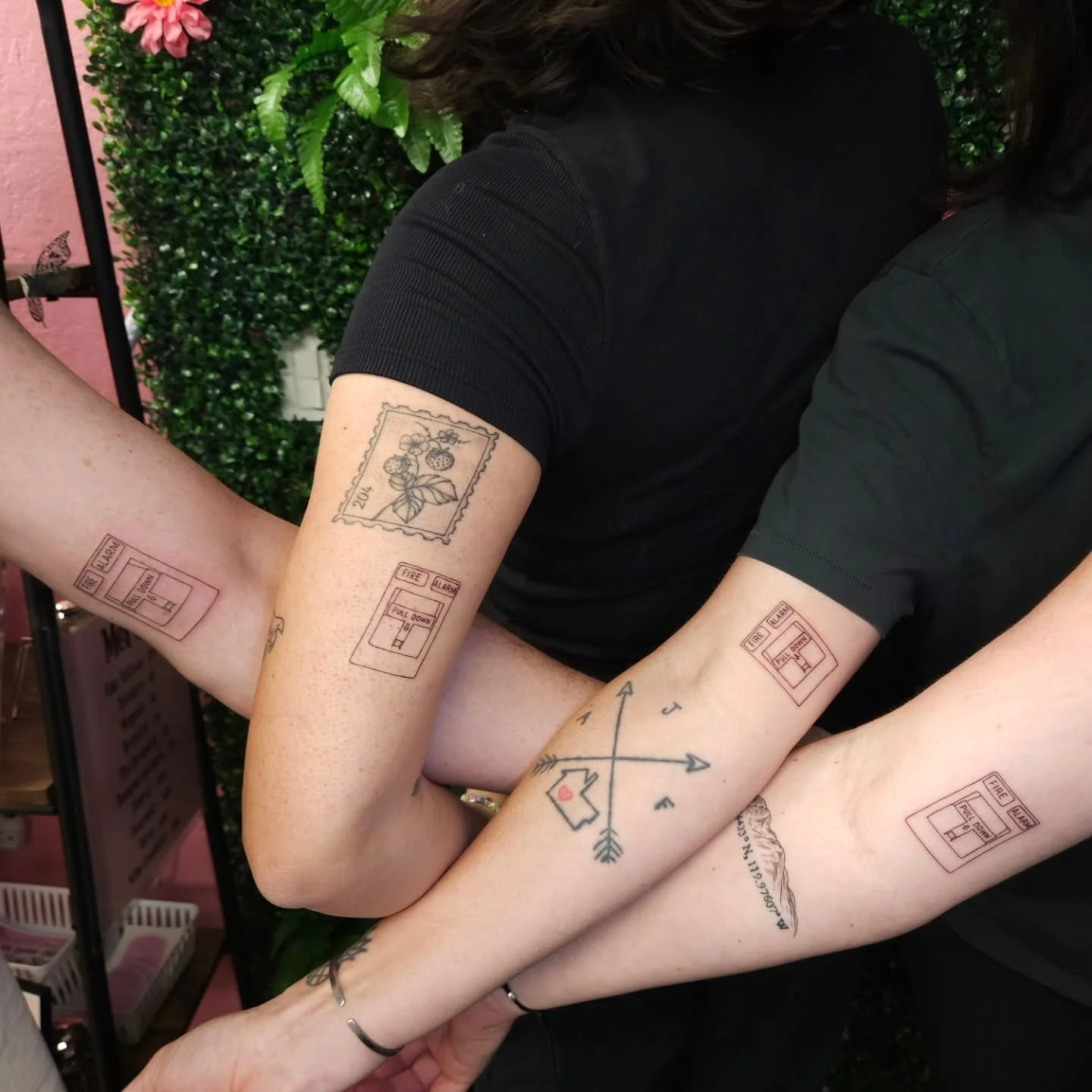 Have I mentioned that I love silly matching tattoo poses? Thanks for letting me in on your inside joke 😆