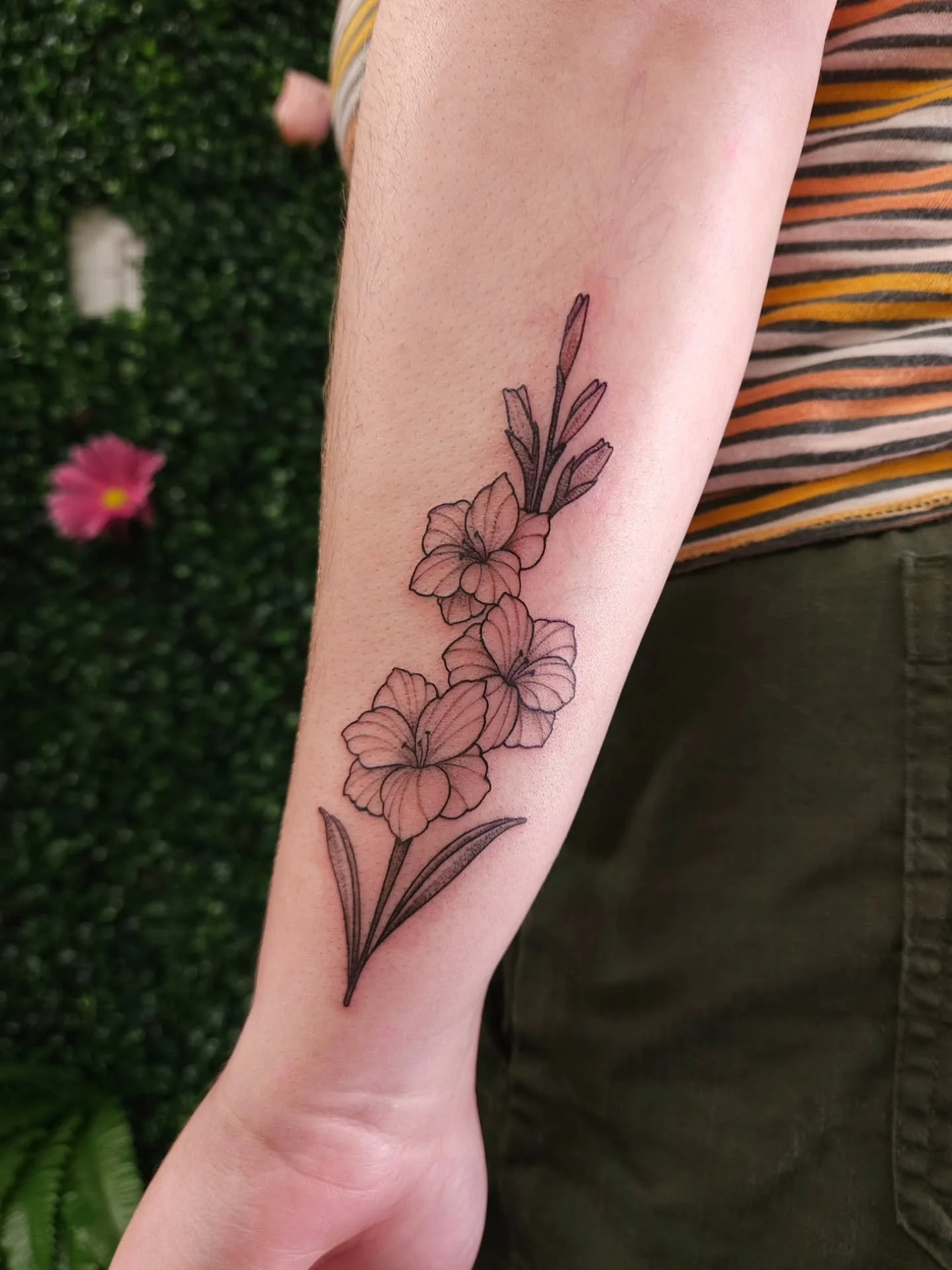 So ✨️GLAD✨️ Paige trusted me to do this flower for her..get it? Because its a gladiolus? 🤣.......