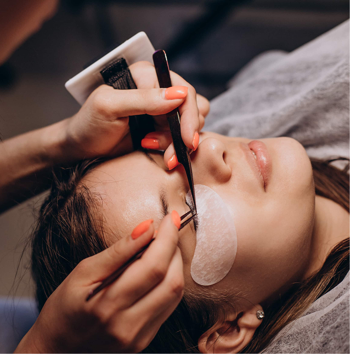 Technician applying tint to a client’s lashes during eyelash tinting in Chicago.