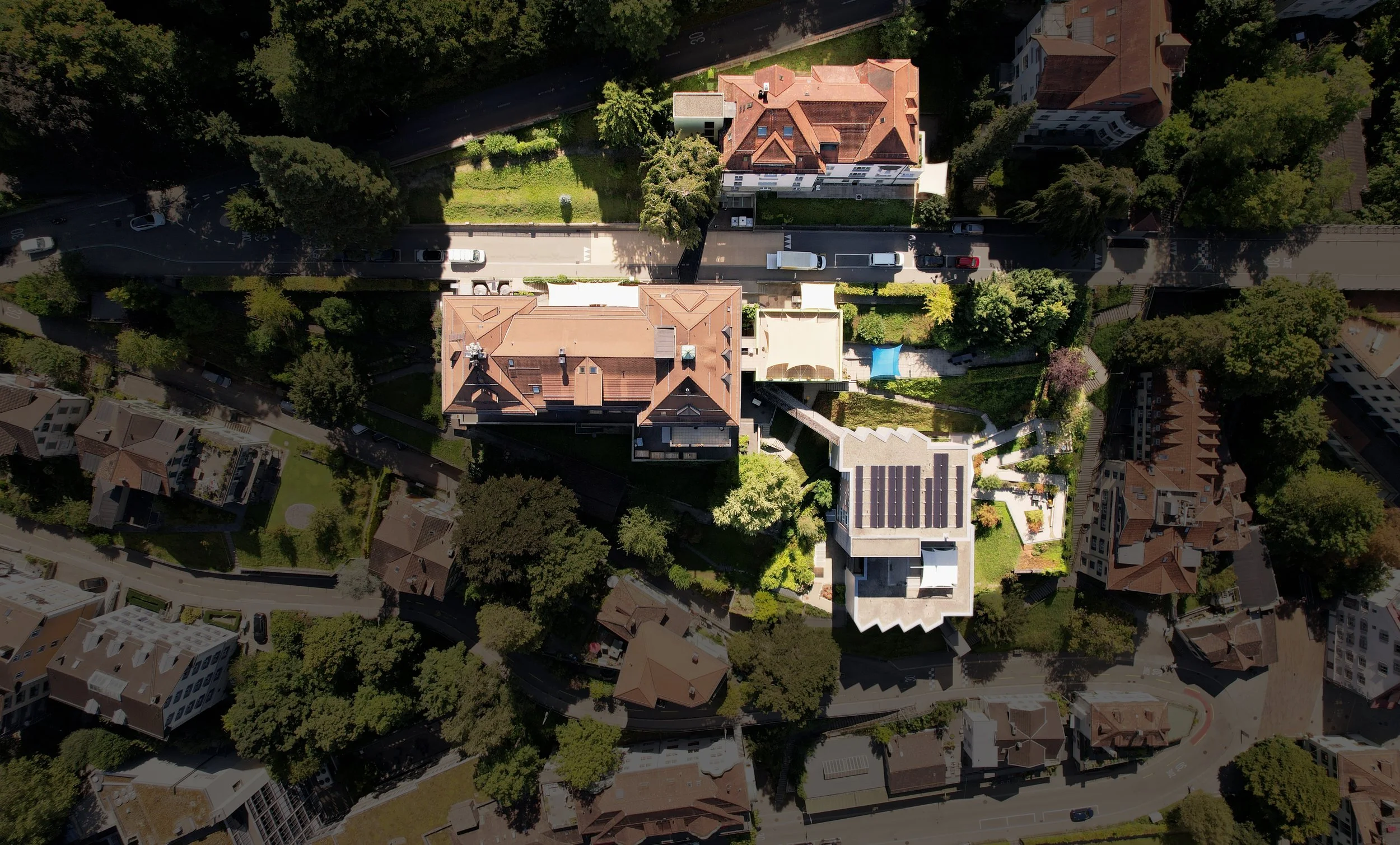 Luftaufnahme eines Viertels mit mehreren Gebäuden, Bäumen und Straßen an der Felsenstrasse 6, 9000 St. Gallen.