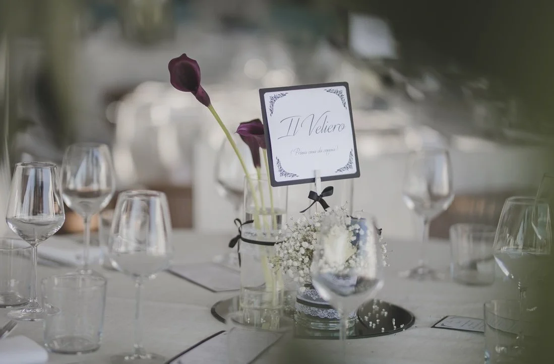 Centrotavola matrimonio elegante in bianco e nero con decorazione floreale su base specchiata