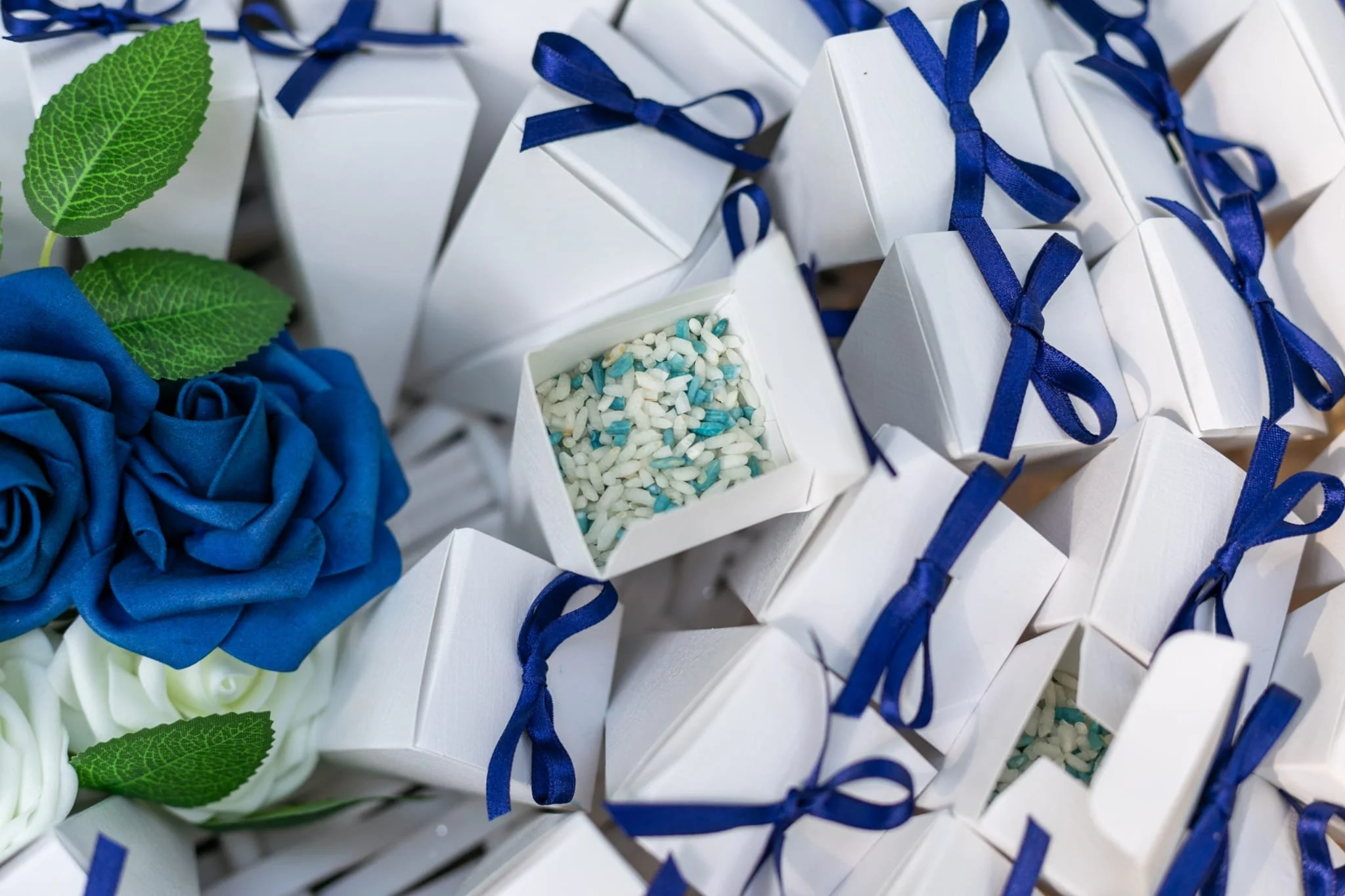 Coni bianchi con riso colorato bianco e blu, tinto con colori alimentari e anti macchia. un effetto simpatico e coordinato alla palette colori del matrimonio. 