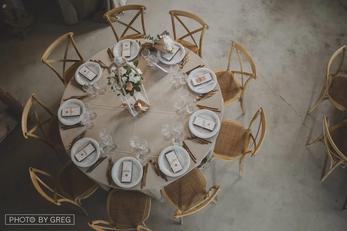 Tavola allestita per matrimonio rustico elegante con sedie toscane in legno, tovagliolo bodraux a contrasto con il menù 
