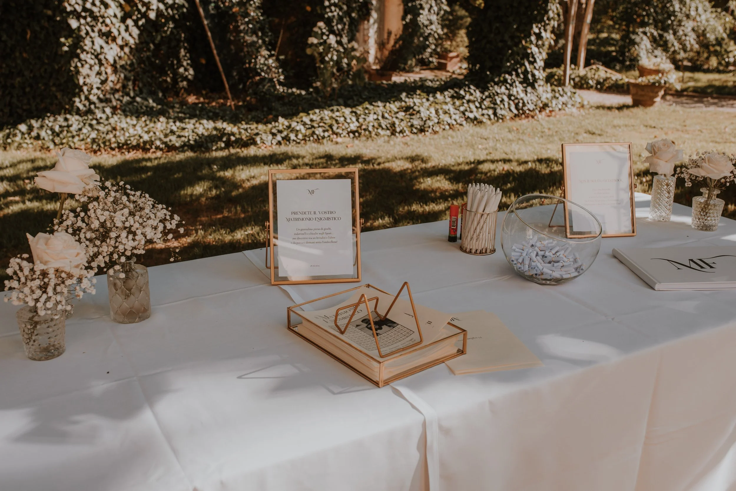 Angolo foto del matrimonio con libro dei ricordi, cornici e materiali per raccogliere gli scatti degli invitati.