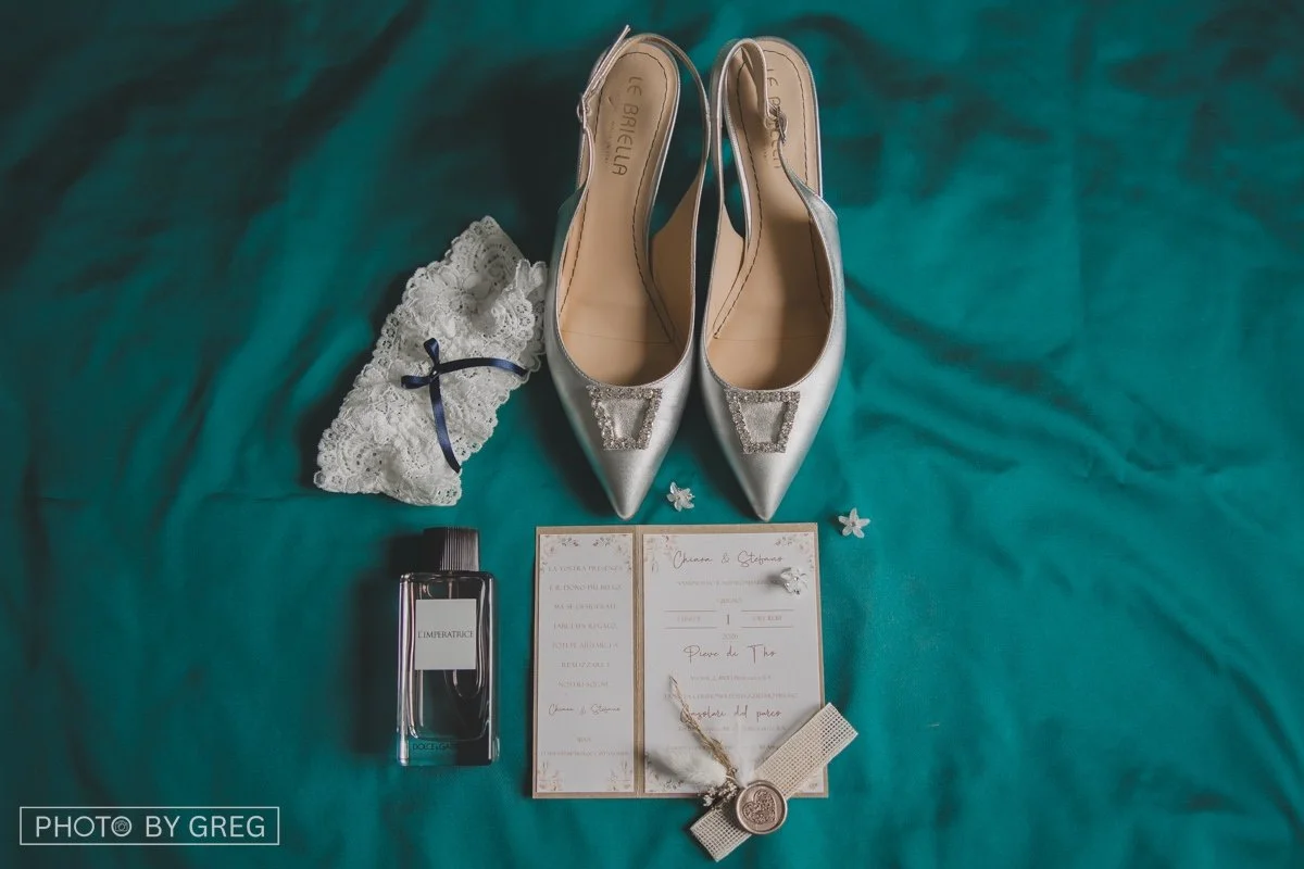Dettagli della sposa abbinati alla sua partecipazione di nozze in stile rustico con colori a contrasto, verde petrolio e avana
