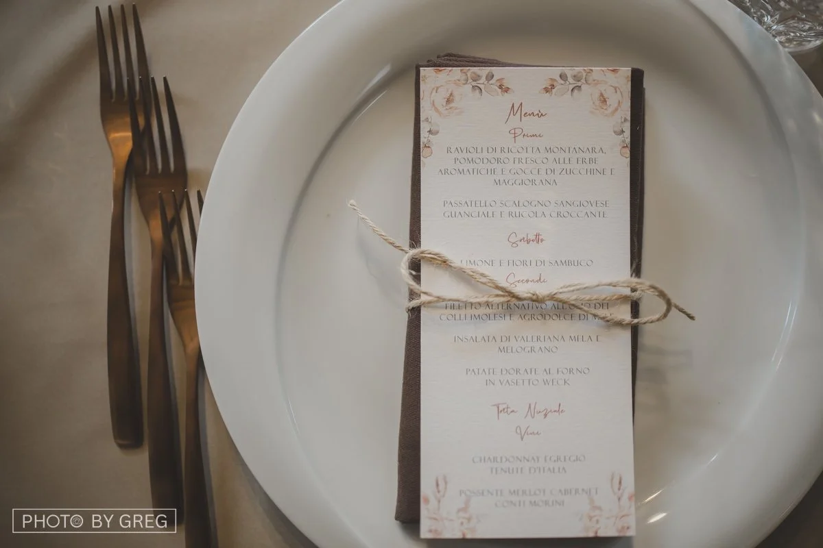 Menù con grafica coordinata al matrimonio, elegante e rustico, legato con fiocco in spago