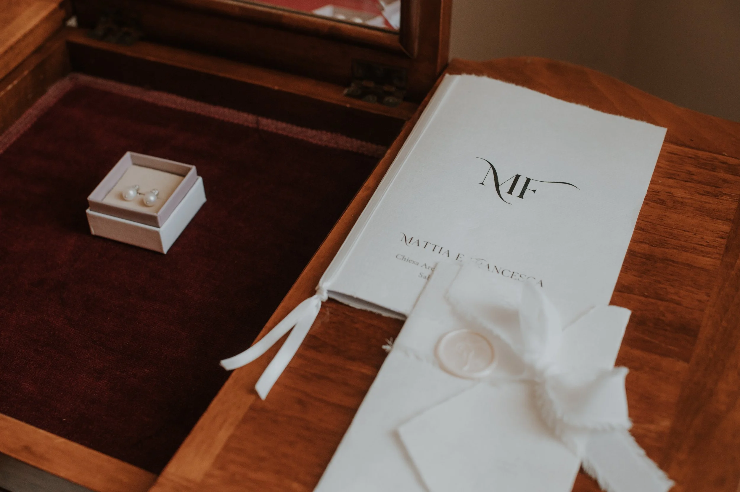 Partecipazioni di matrimonio e libretto messa personalizzati con grafica coordinata allo stile elegante degli sposi