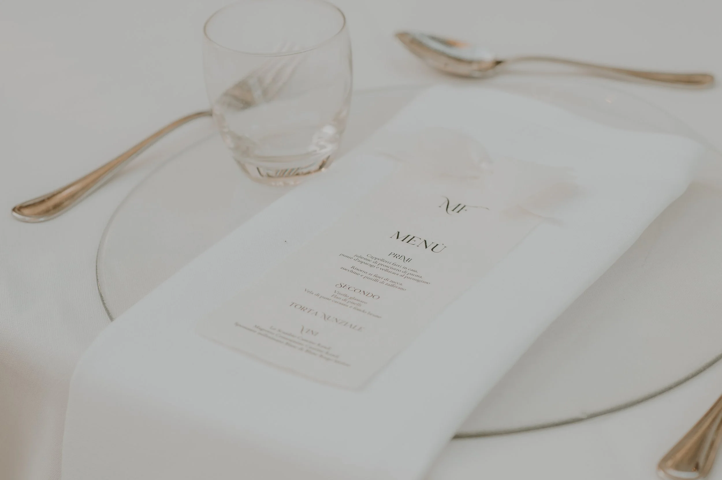 Menù bianco su tovagliolo. stile elegante con fiocco bianco 