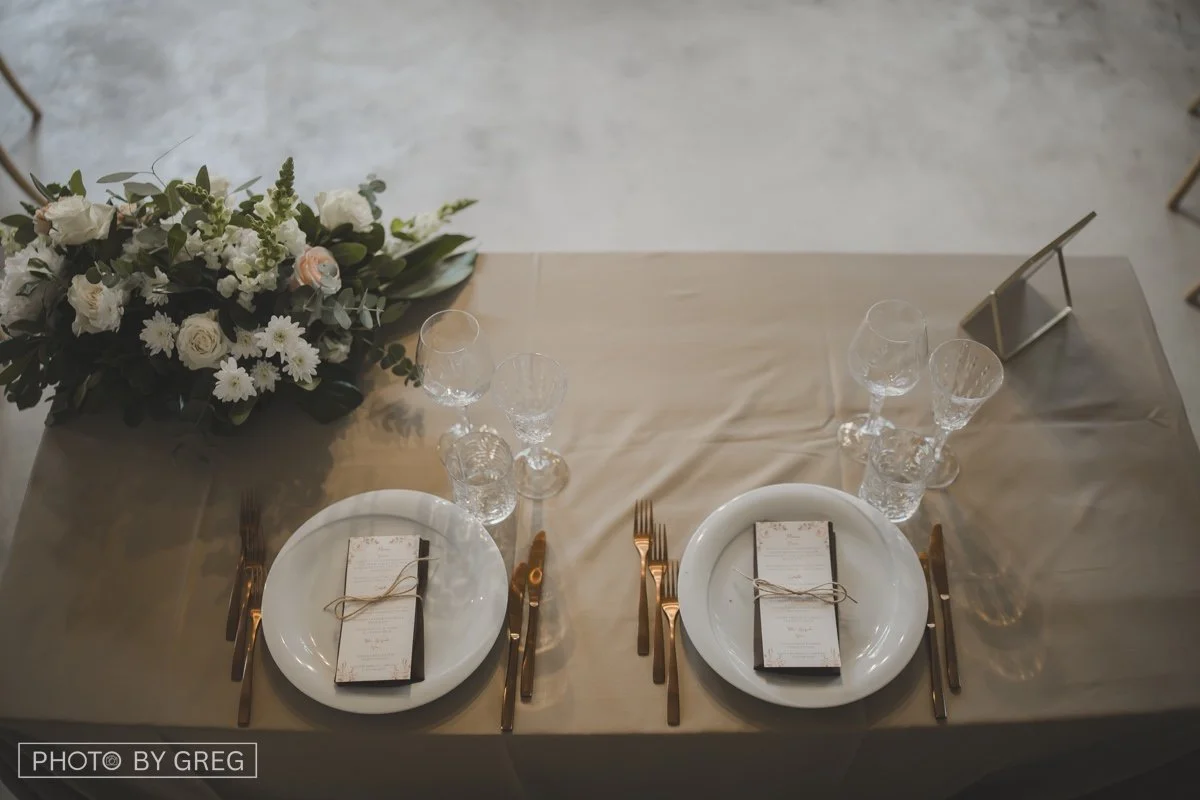 Tavolo sposi, elegante ma rustico con colori neutri. al tovagliolo è presente il menù legato con cordino in spago 