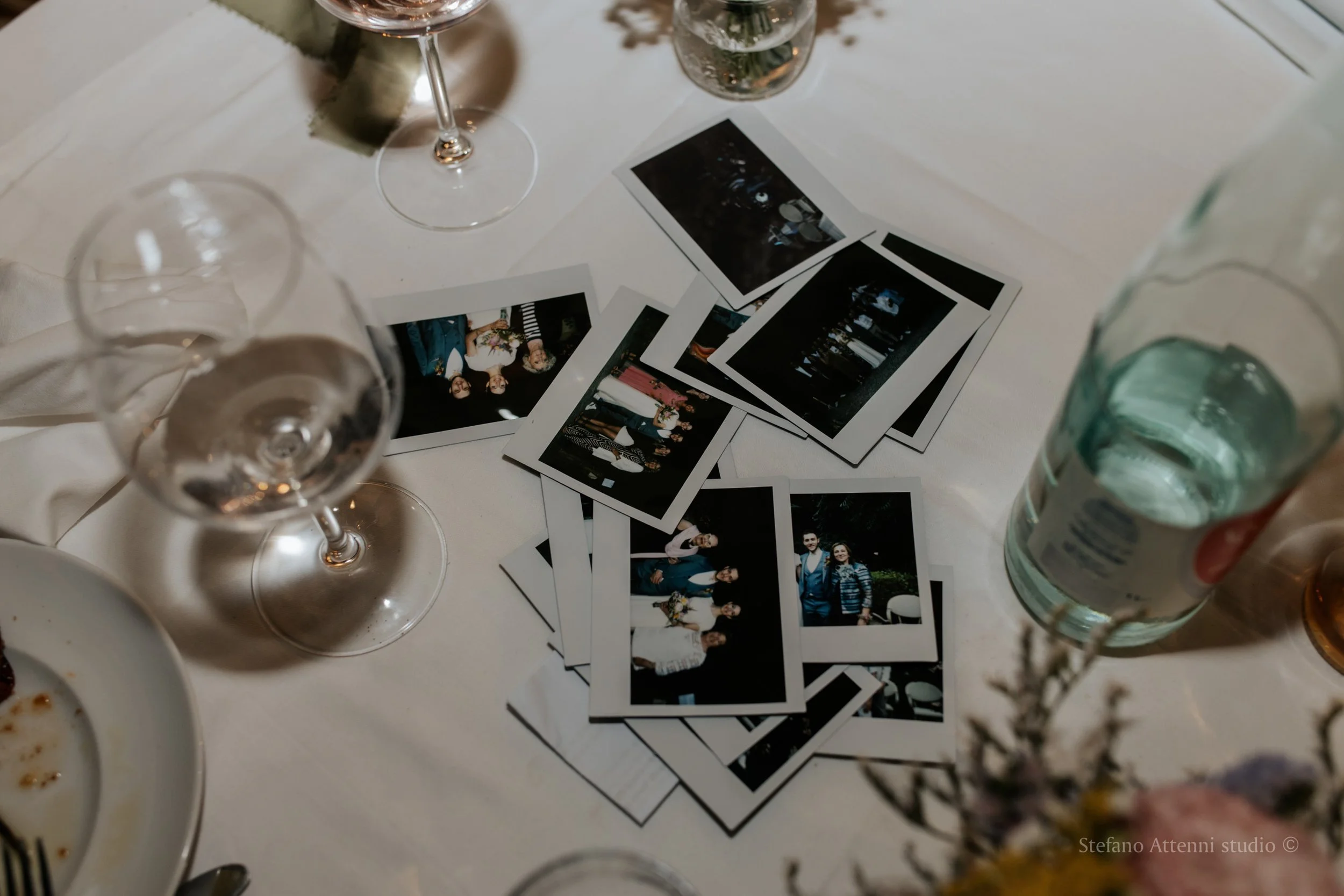 Fotografie istantanee degli invitati raccolte sulla tavola del ricevimento, come ricordo del matrimonio.