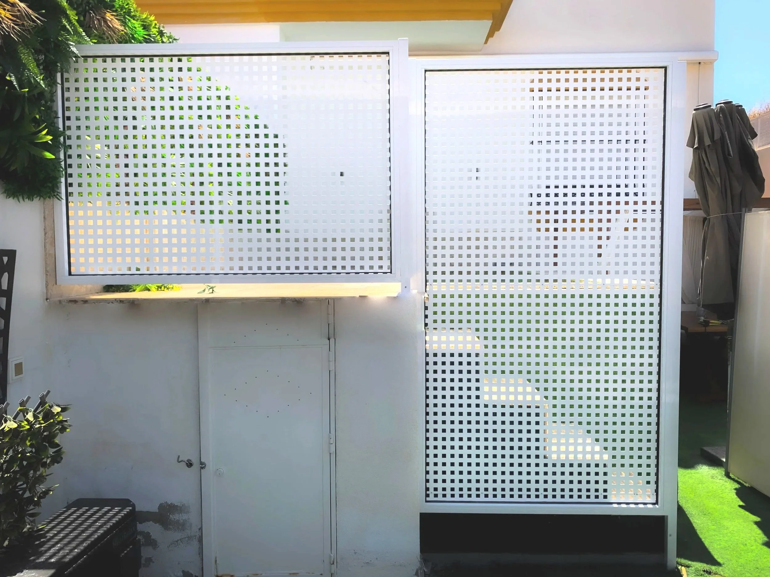 Separación de piscina hecha con chapa de aluminio perforada.