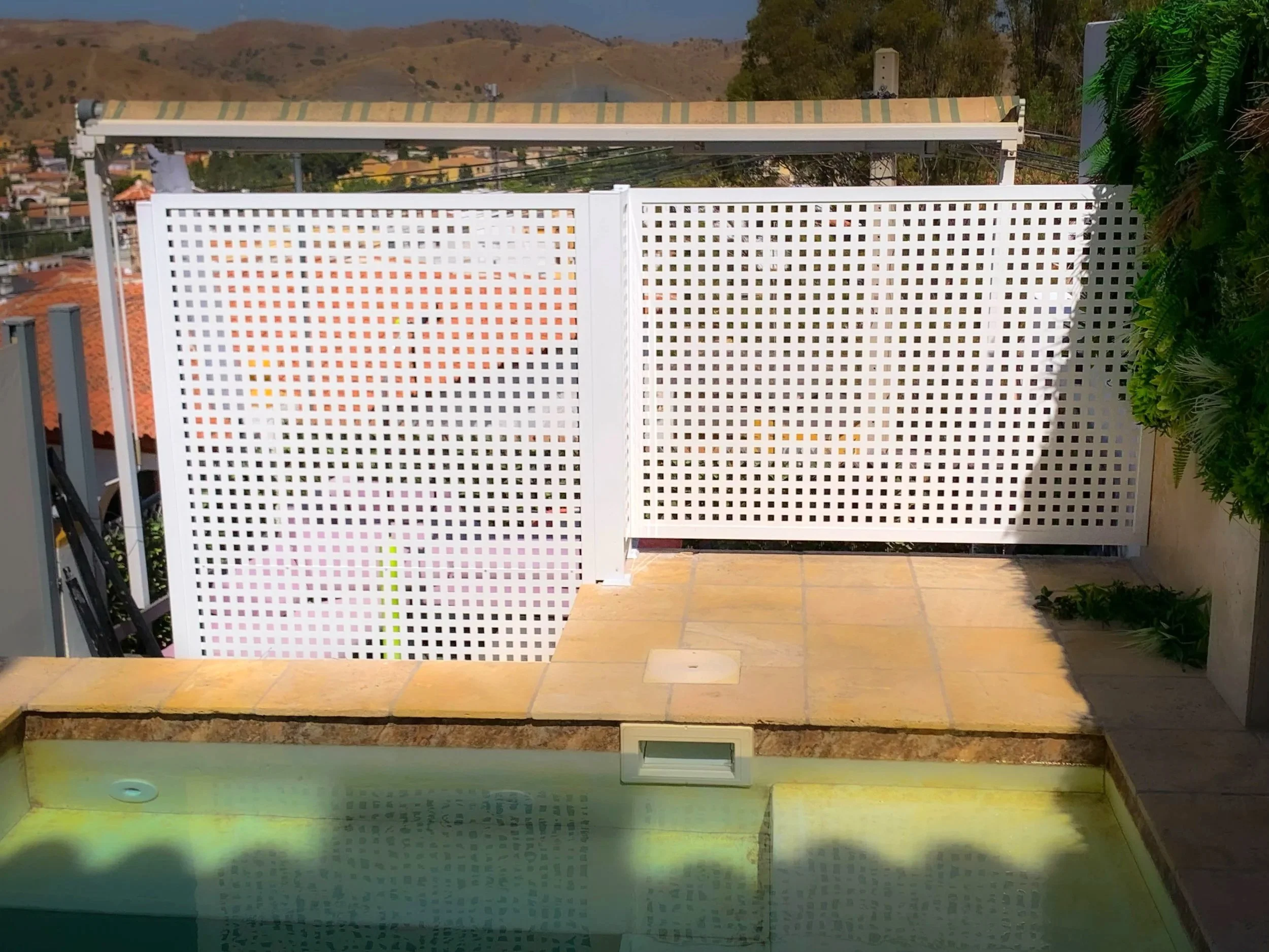 Separación de piscina hecha con chapa de aluminio perforada.