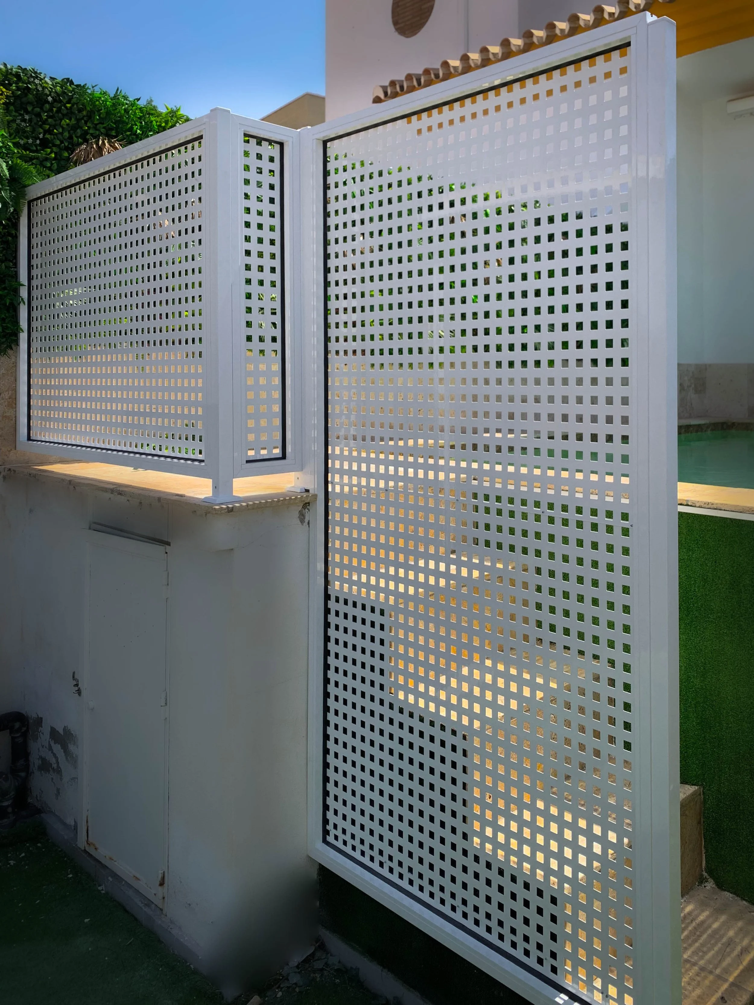 Separación de piscina hecha con chapa de aluminio perforada.