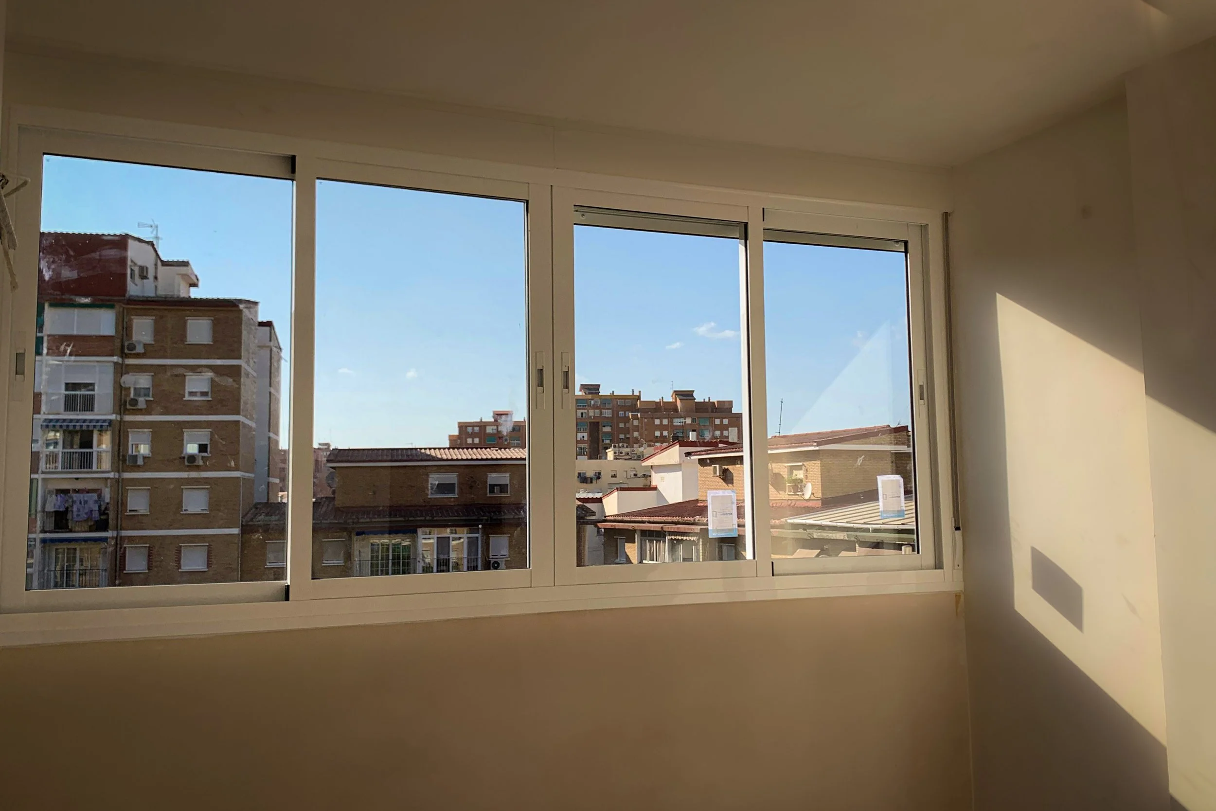 Ventana de aluminio de 4 hojas correderas con vidrio Climalit transparente para mejor aislamiento térmico y sonoro.
Con doble persiana de lamas de aluminio para aún mas aislamiento térmico y oscuridad.