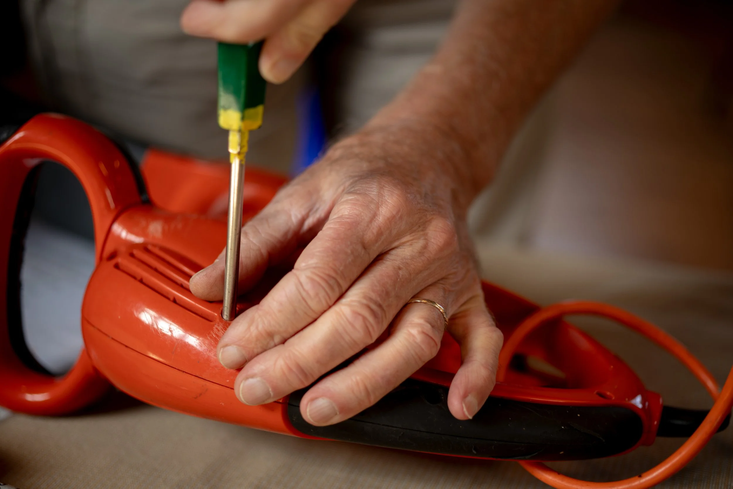 Close-up fixing hedge trimmer.jpg