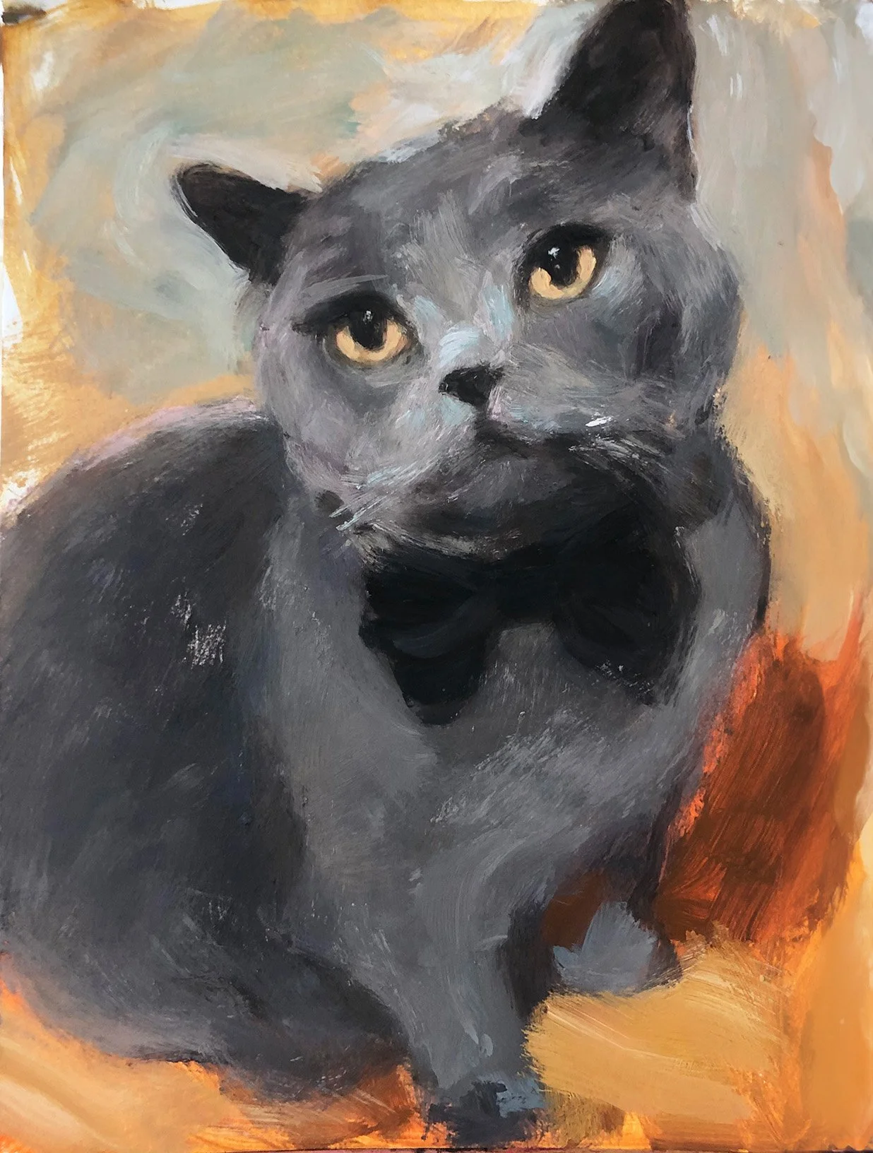 Gemaltes Porträt einer grauen Katze mit schwarzer Fliege, gelben Augen und auf orange-hellbeigem Hintergrund.