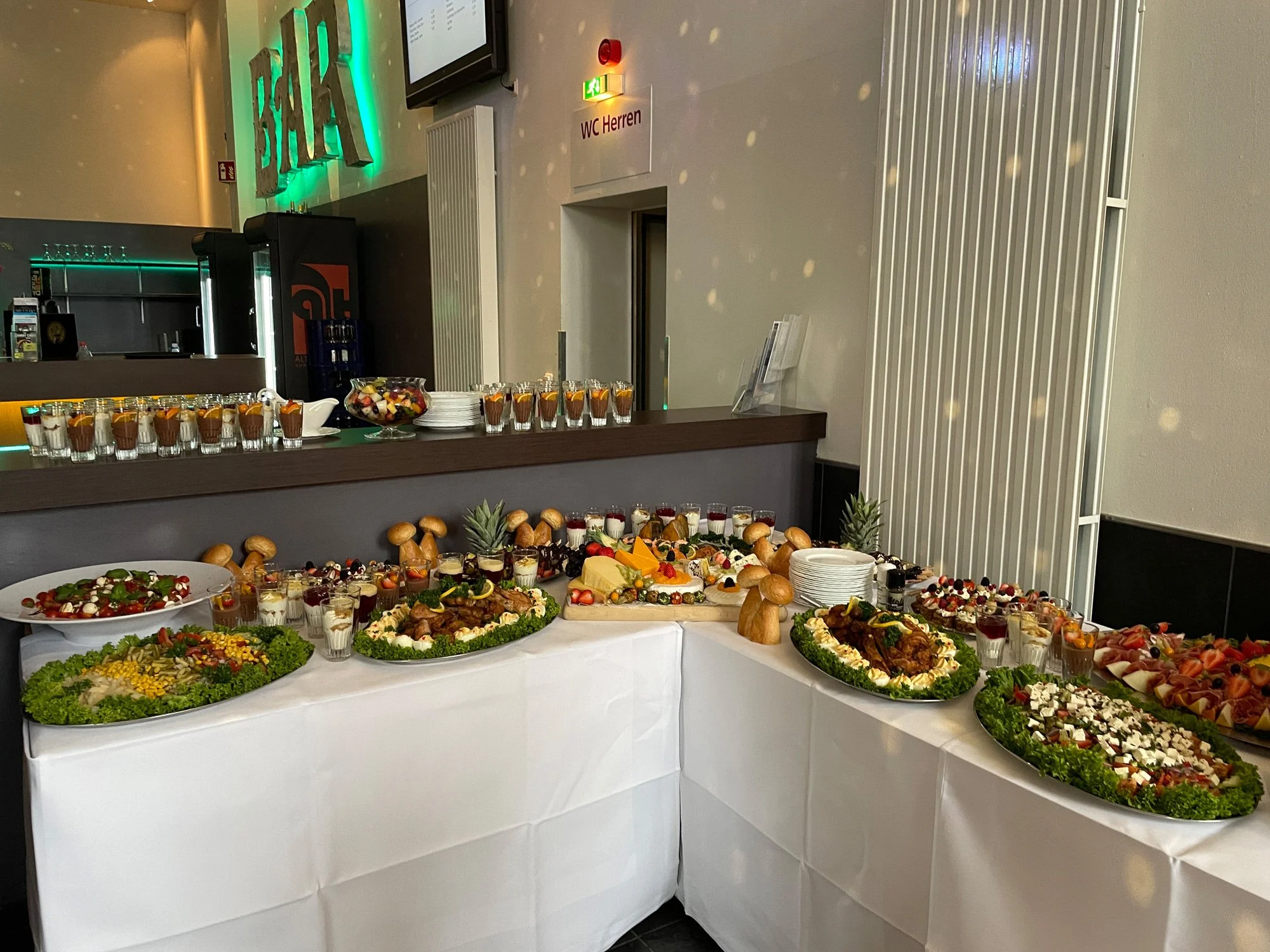 Theaterfoyer buffet dinner fingerfood festlich business.jpg
