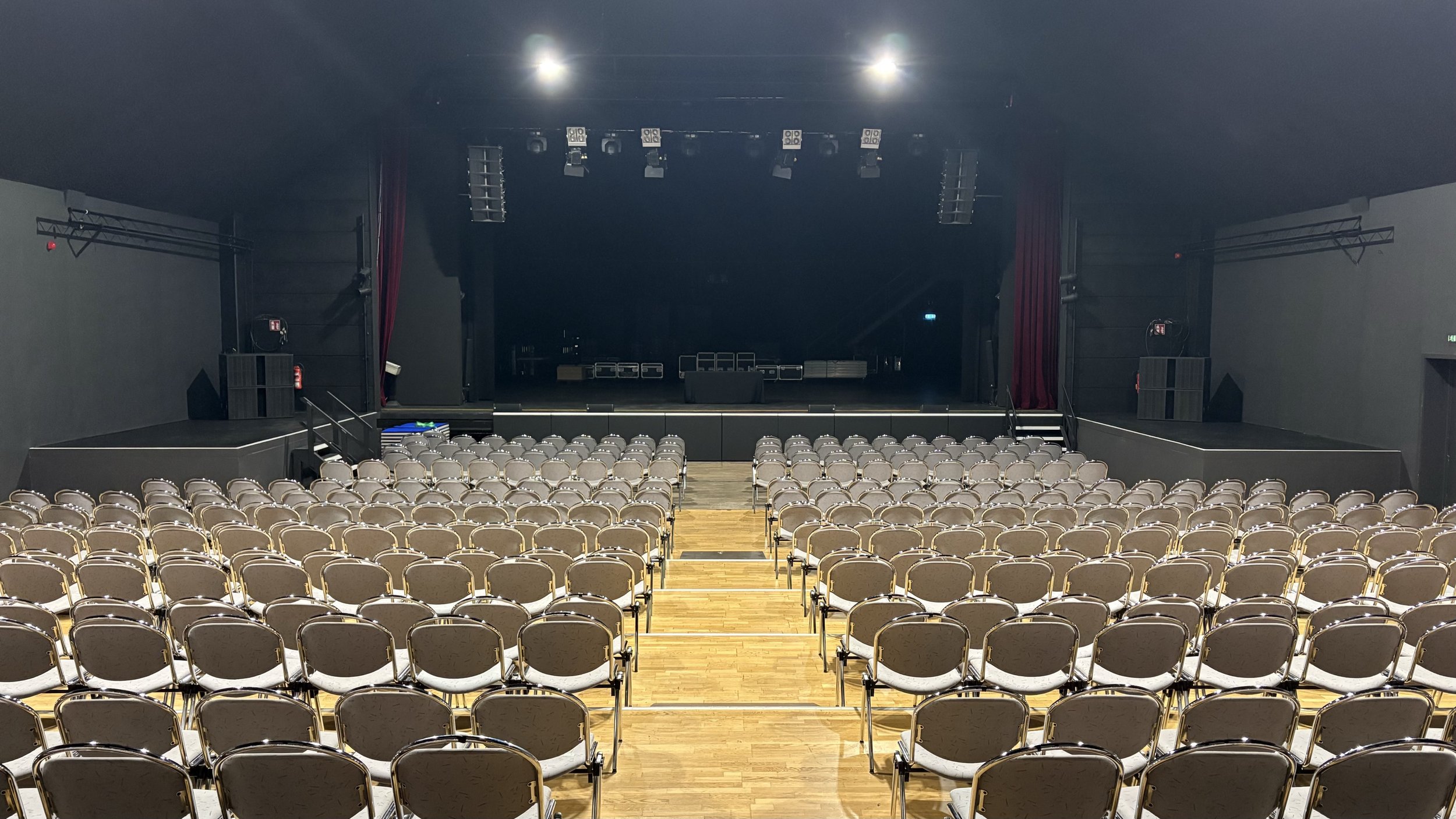 saal bühne reihe stuhl 3.JPG