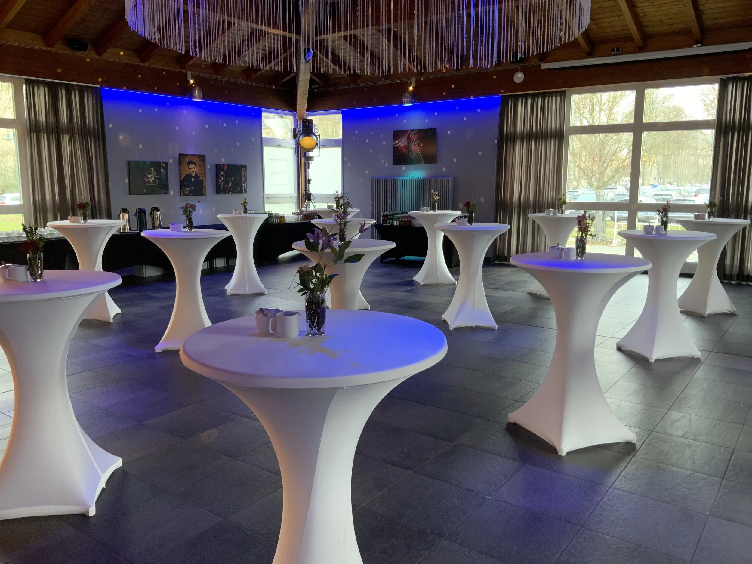 Glasfoyer steh tisch weiß business festlich .JPG