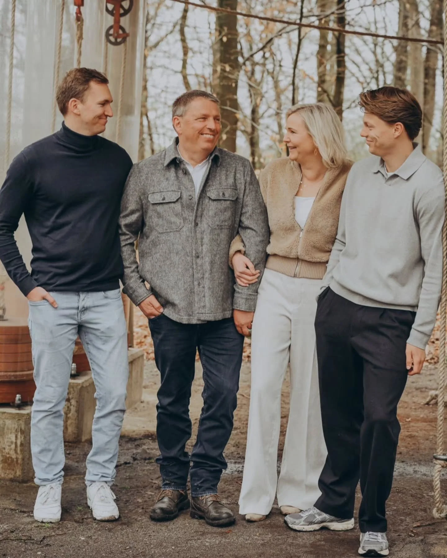 Erstmal w&uuml;nsche ich Euch allen Frohe Ostertage 🐰
Der Regen kam, aber die gute Laune blieb. 🌧️
Letzte Woche durfte ich diese tolle Familie fotografieren, mitten im Regen, voller Lachen und N&auml;he.
Und das Beste: Auf den Bildern sieht man den