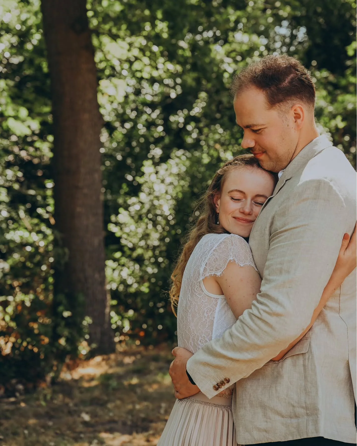 Zwei Menschen, ein Versprechen und unz&auml;hlige kleine Momente, die f&uuml;r immer bleiben. ♡

Diese Hochzeit durfte ich fotografisch begleiten, voller Liebe, Lachen, leiser Blicke und ganz viel Gef&uuml;hl. Genau f&uuml;r diese Geschichten liebe i