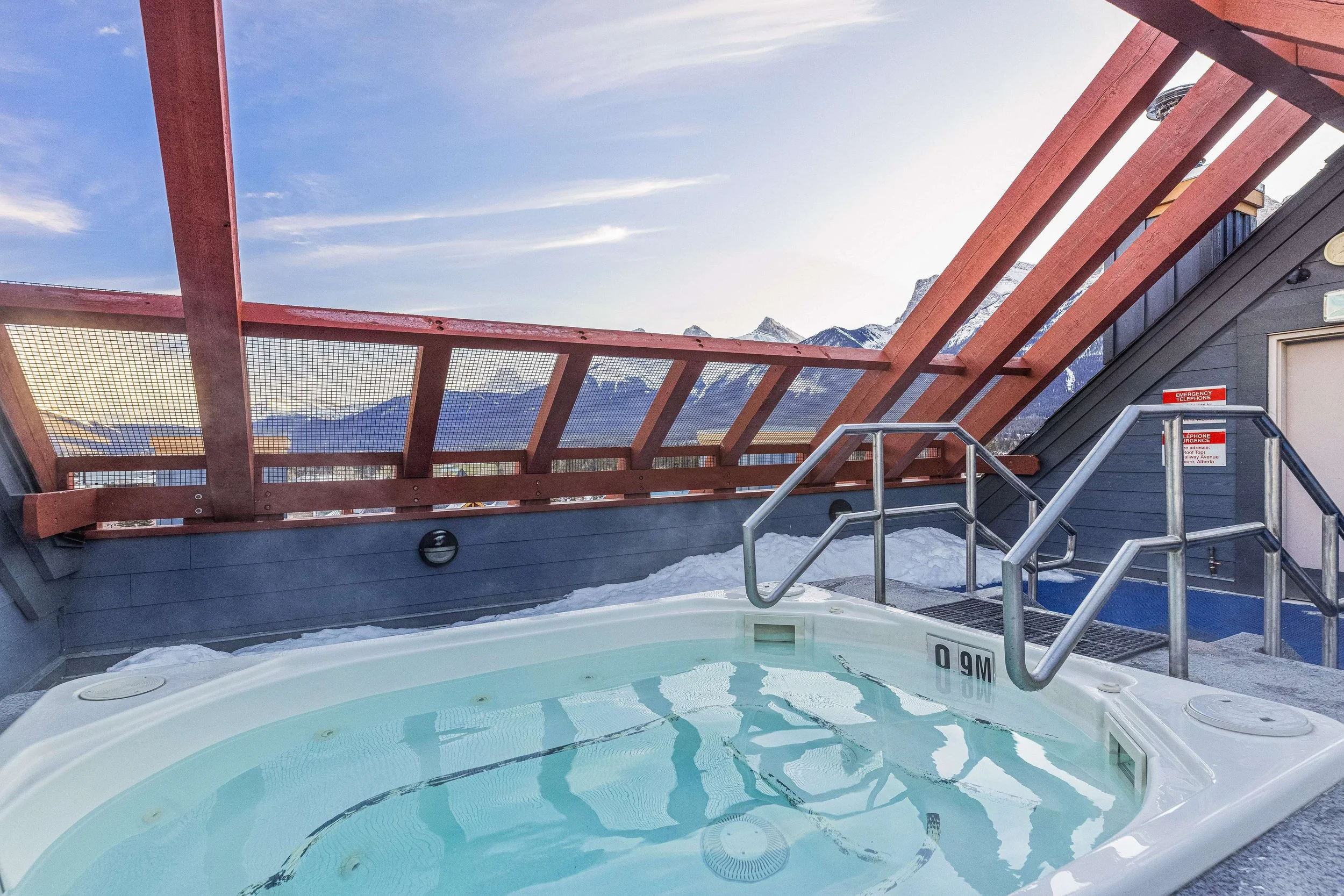 Attractive Downtown Loft | Sleeps 6 | Hot Tub &amp; Mountain Views!