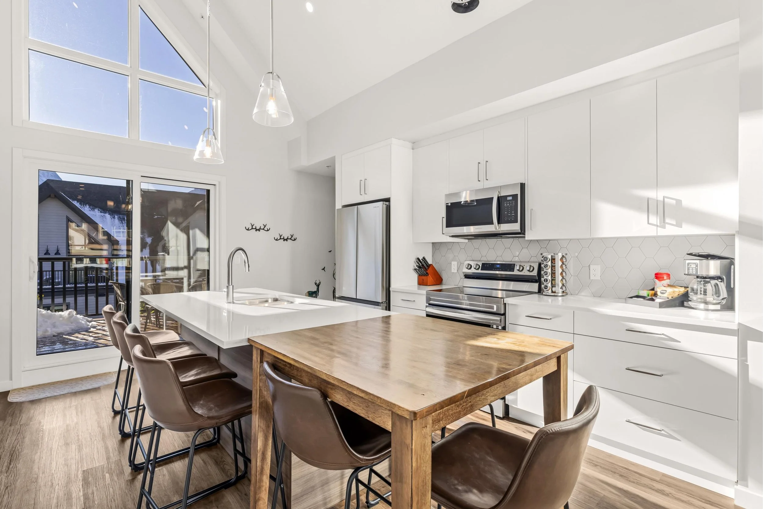 Cloudline Vista Townhouse w/ Garage • Views • Pool • Hot Tub