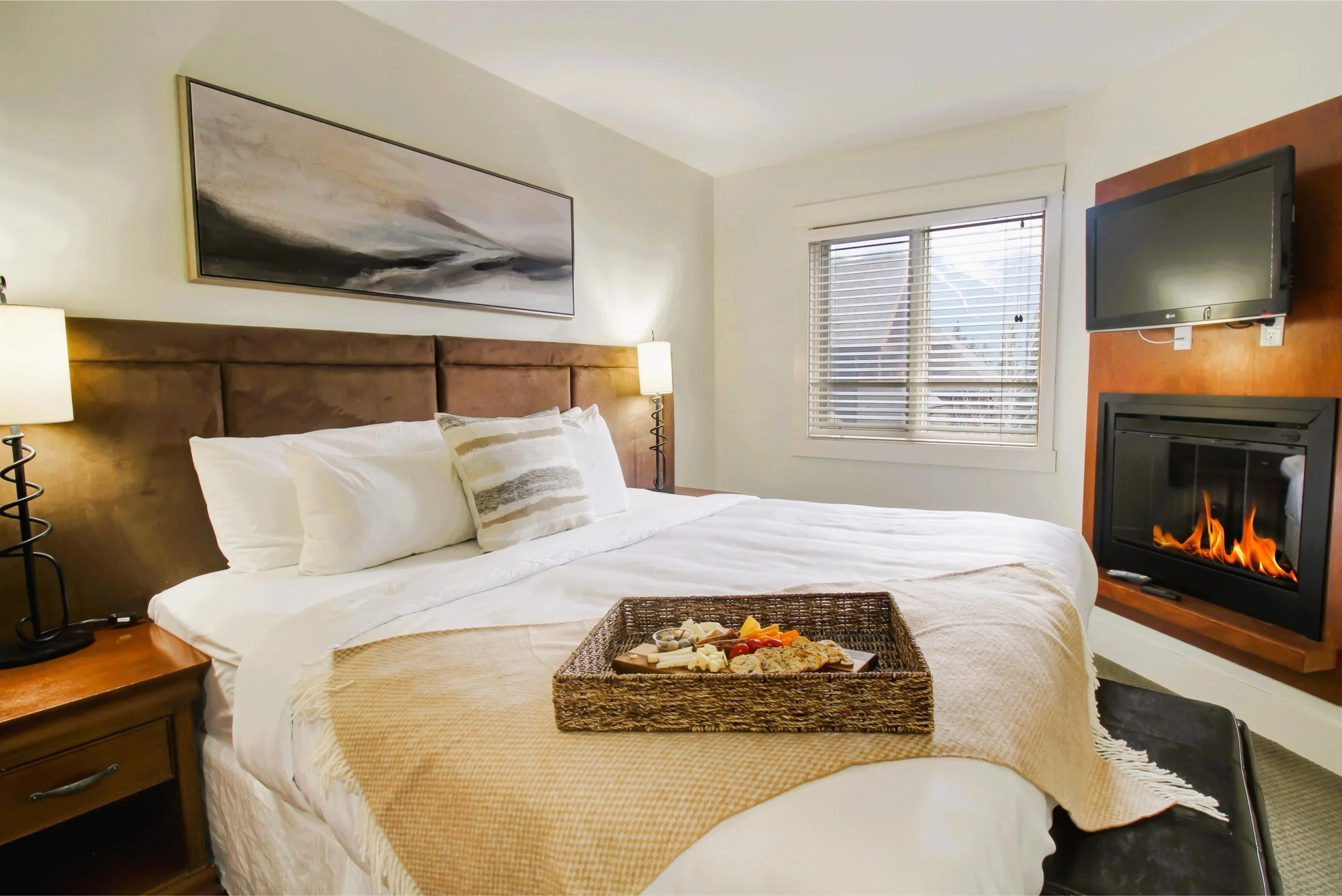 Sophisticated Mountain Condo – Pool &amp; Hot Tub