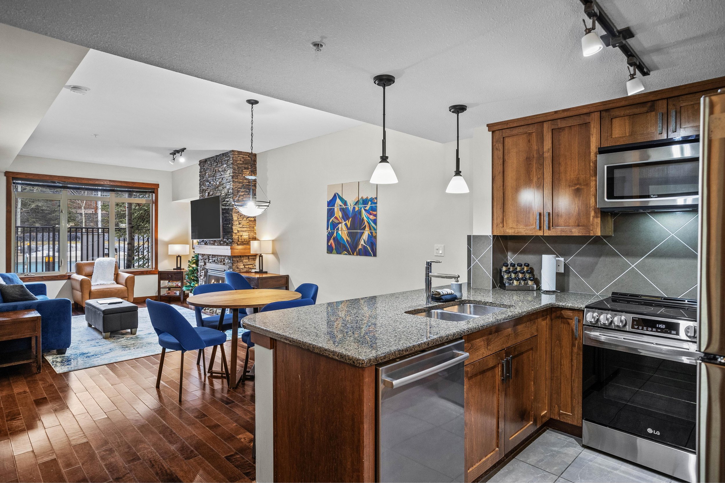 Kitchen &amp;  Dining Area (Copy)