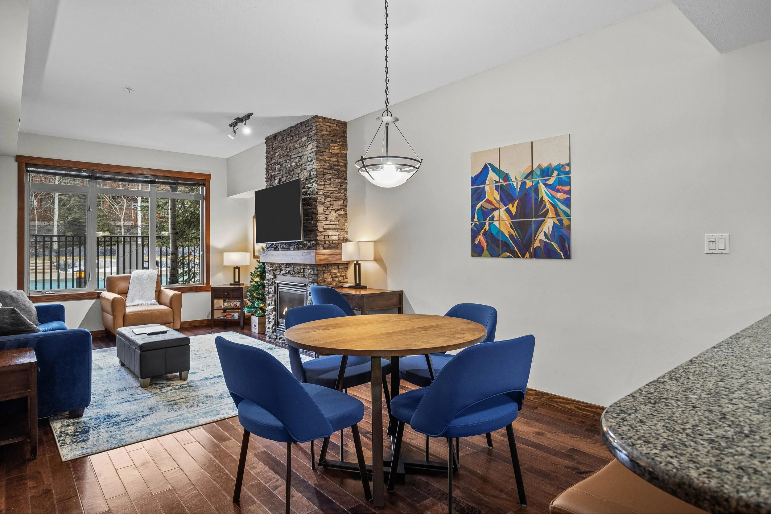 Welcoming Poolside Condo – Perfect for Couples!