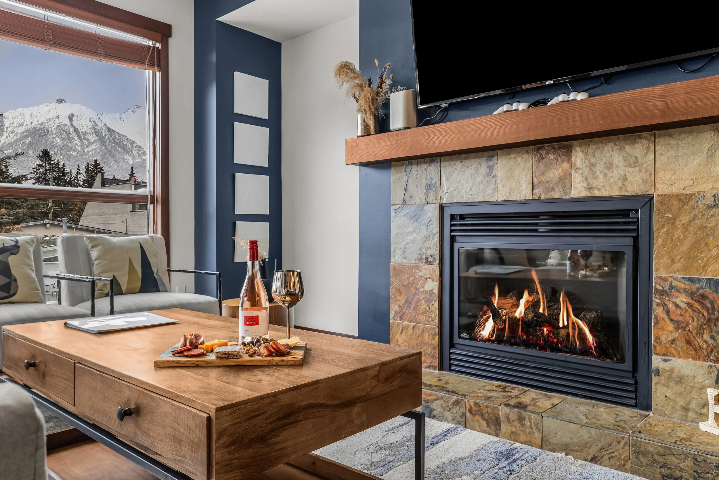 Heart of Canmore! Sleeps 10! Views