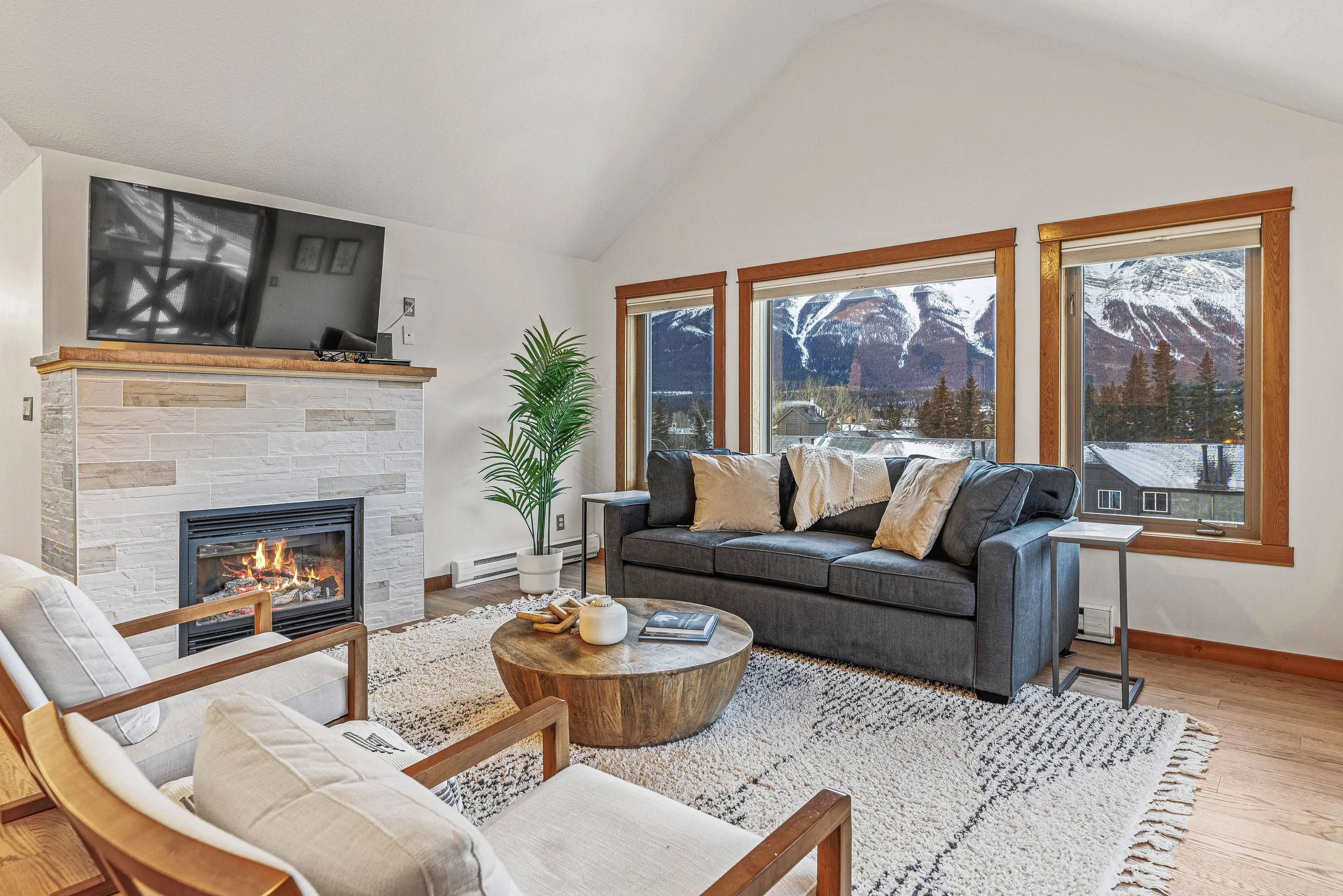 Attractive Downtown Loft | Sleeps 6 | Hot Tub &amp; Mountain Views!