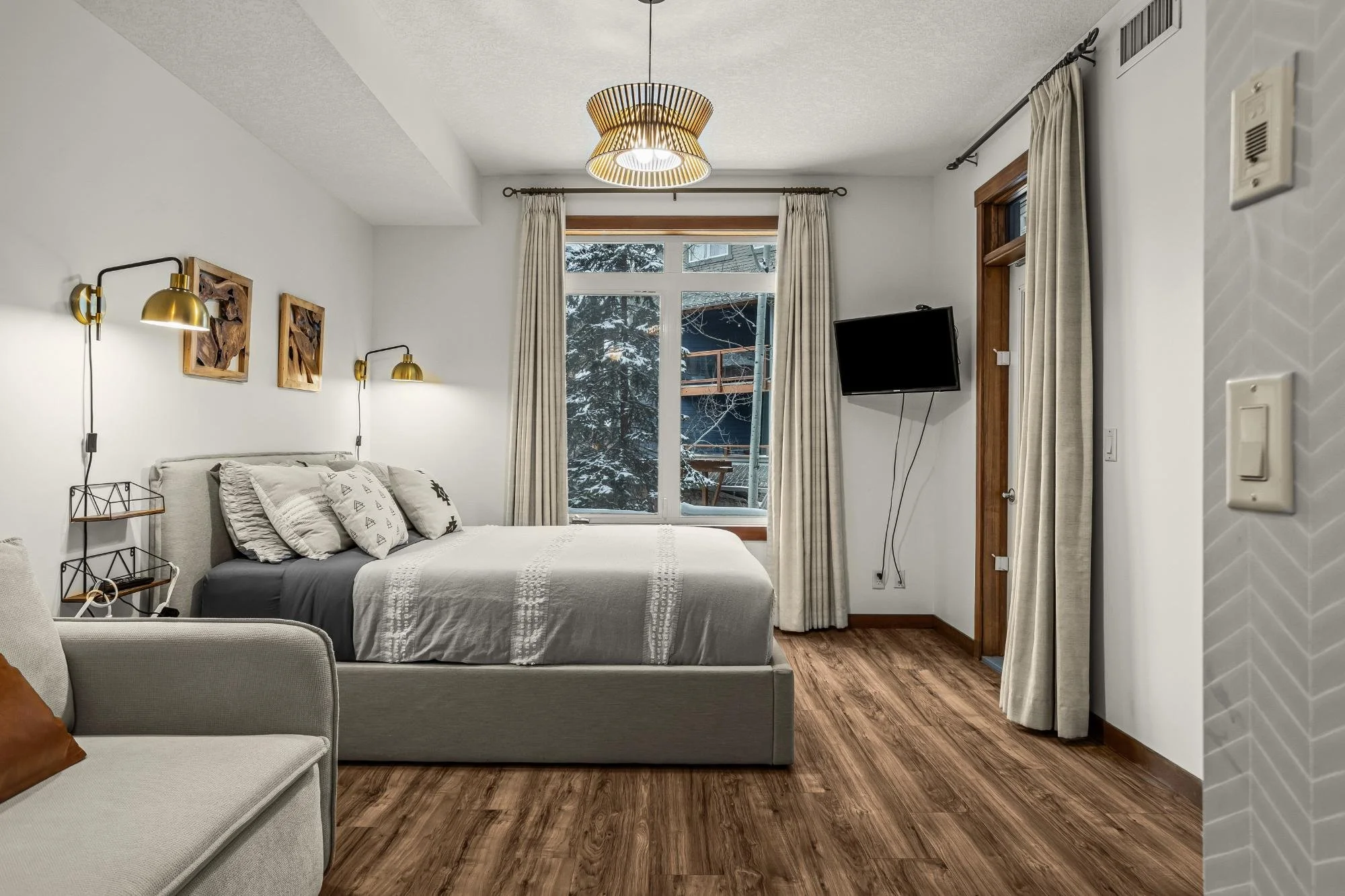 Bedroom 2: Queen and sofabed