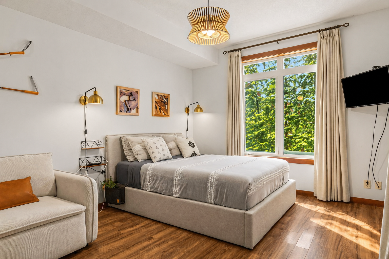 Bedroom 2: Queen and sofabed