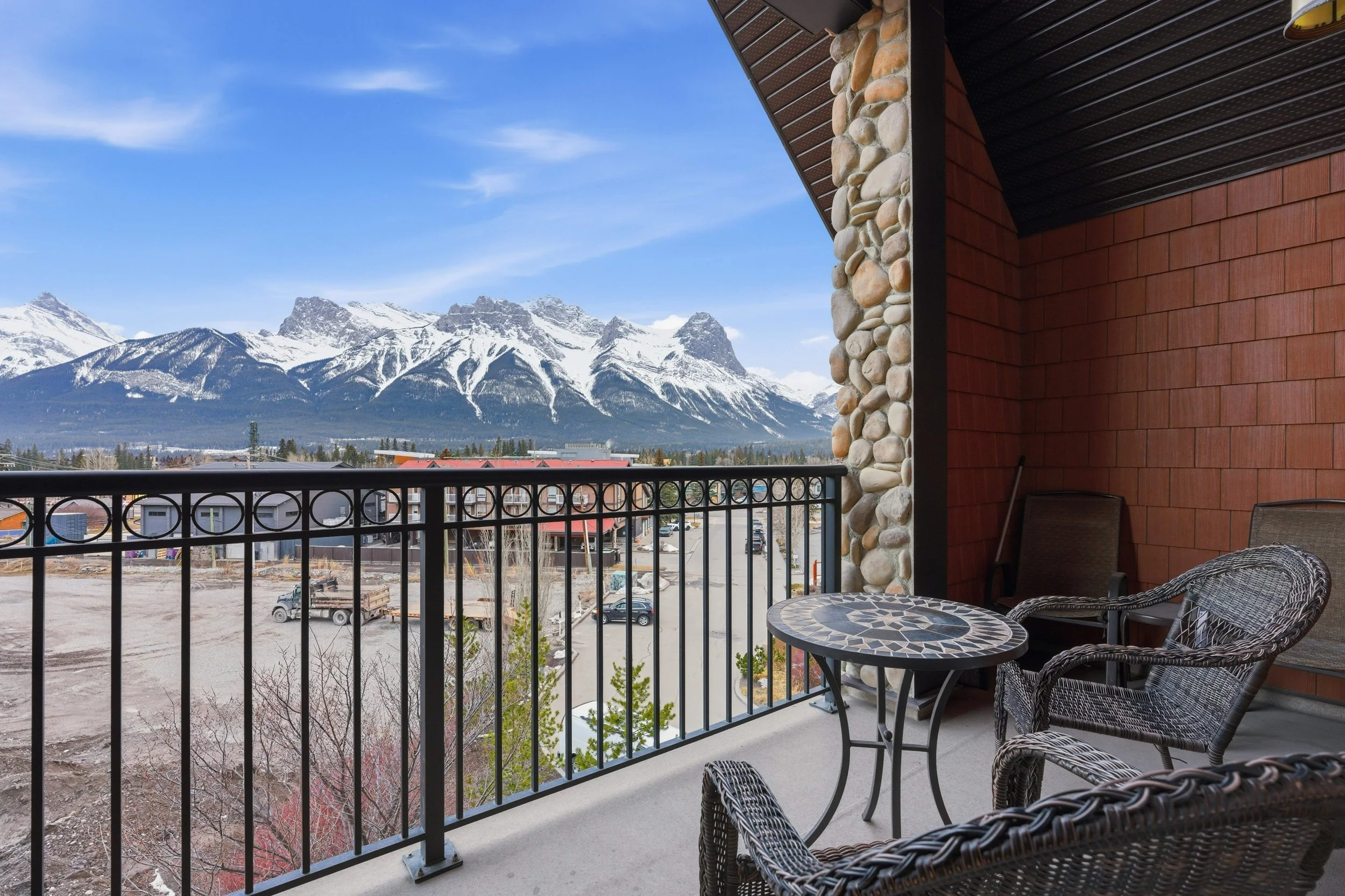 Balcony with mountains views