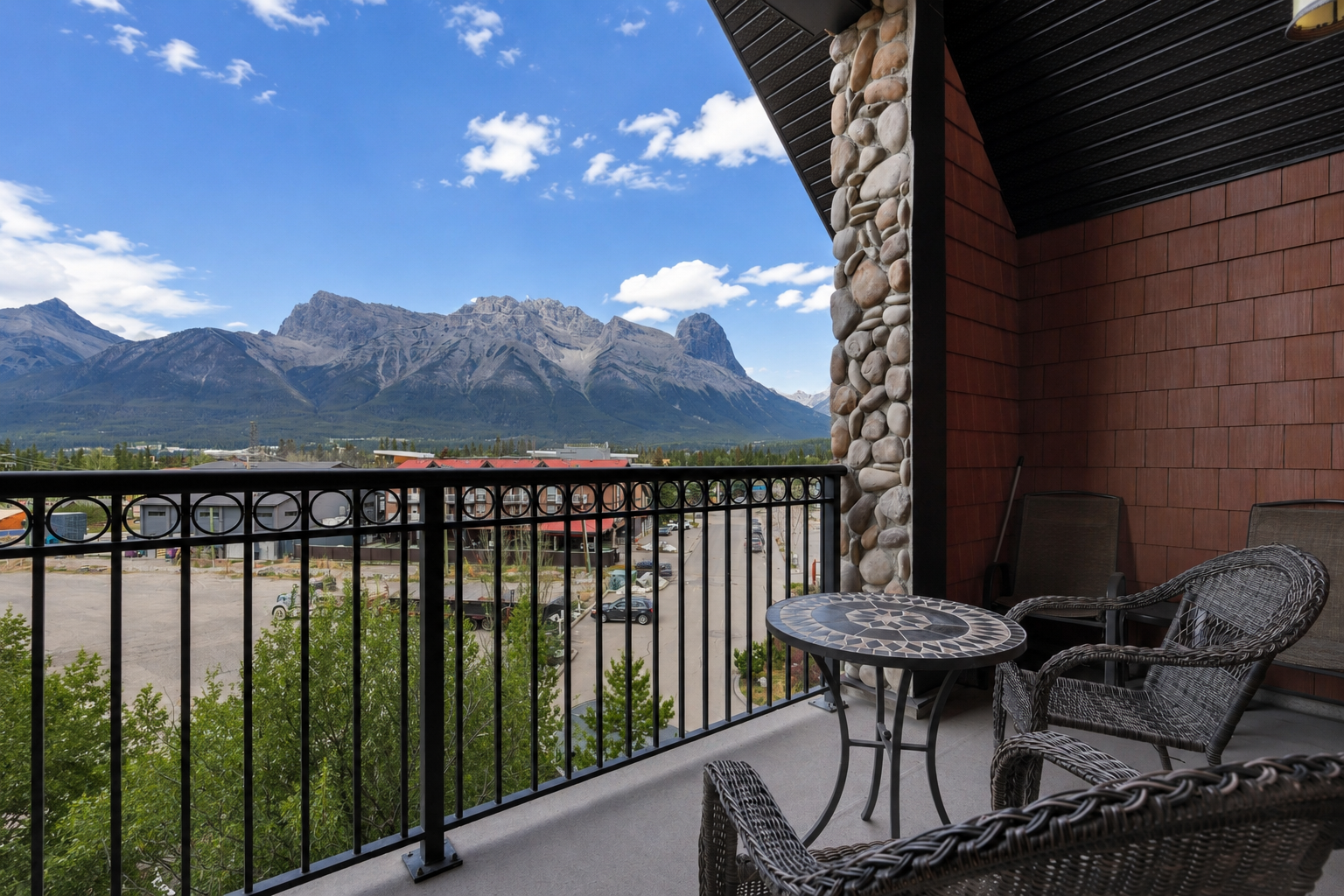 Balcony with Mountain Views!