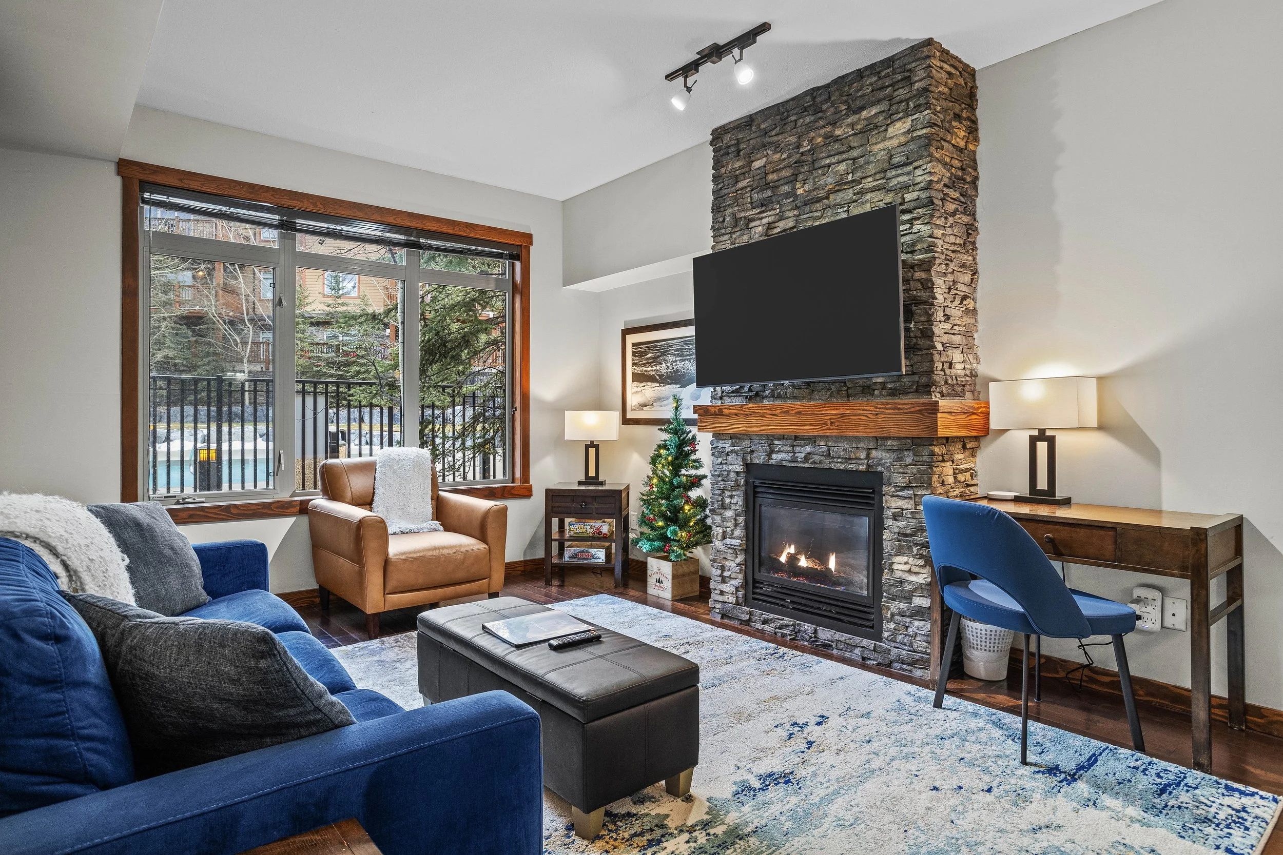 Welcoming Poolside Condo Perfect for Couples!