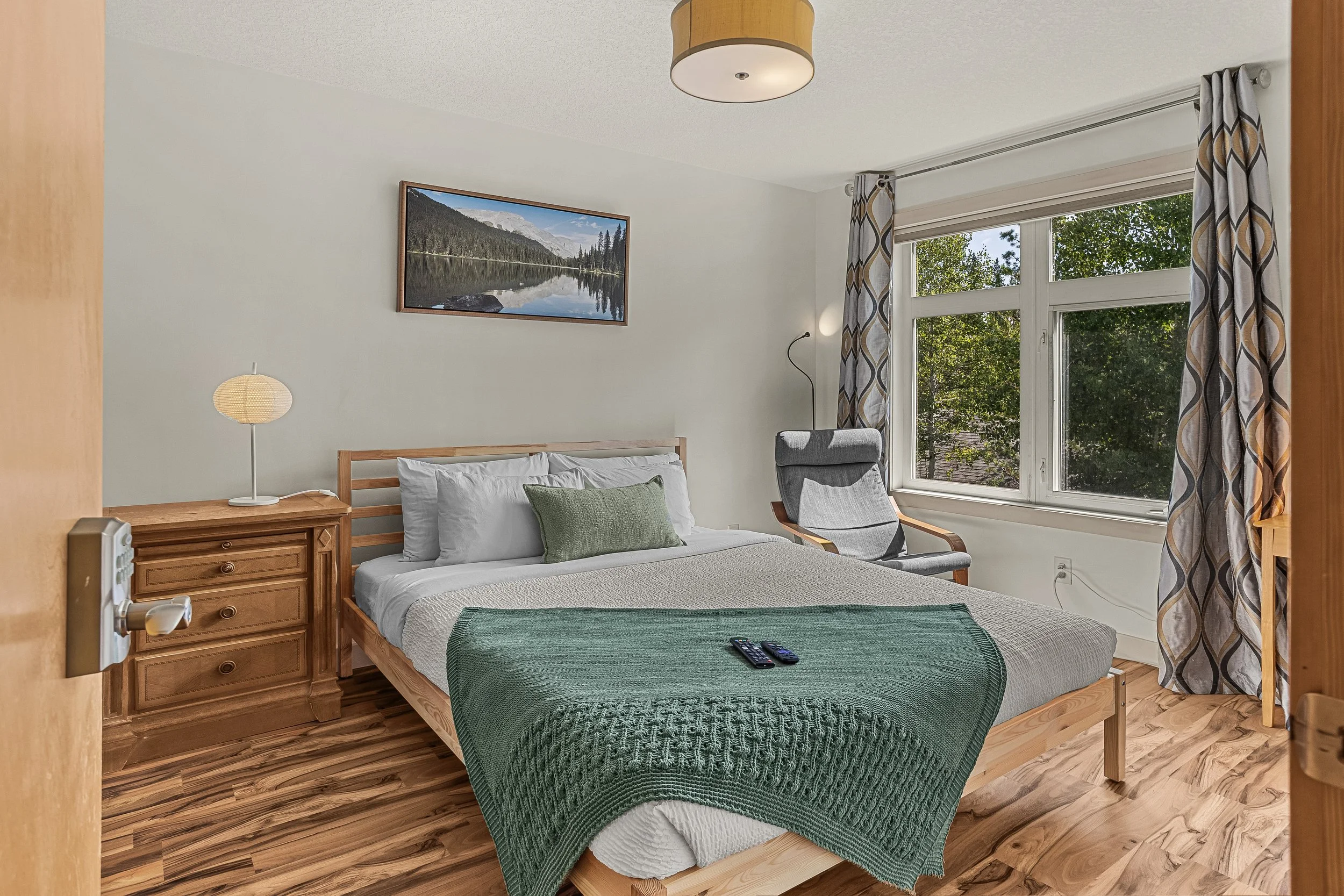 Master Bedroom w/ Queen Bedroom