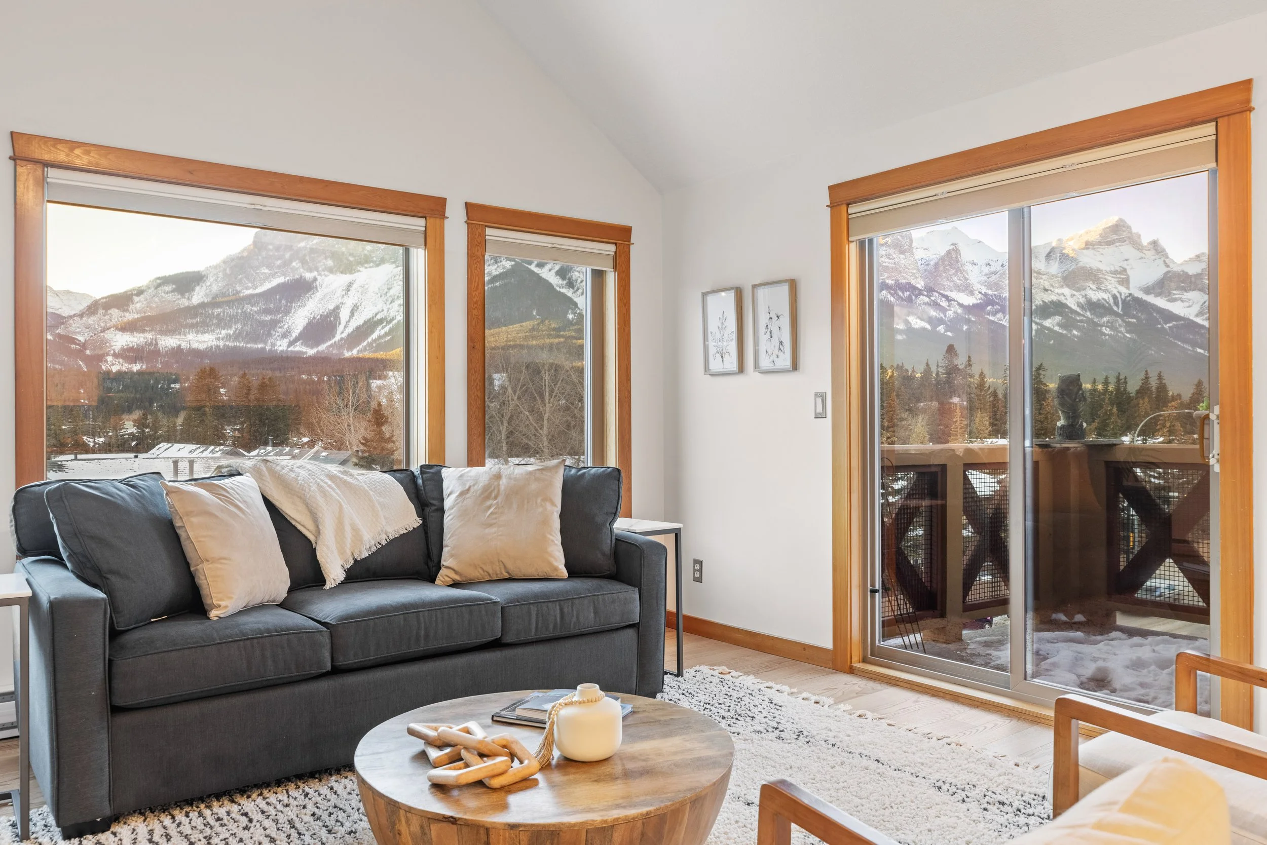 Attractive Downtown Loft | Hot Tub &amp; Mountain Views!