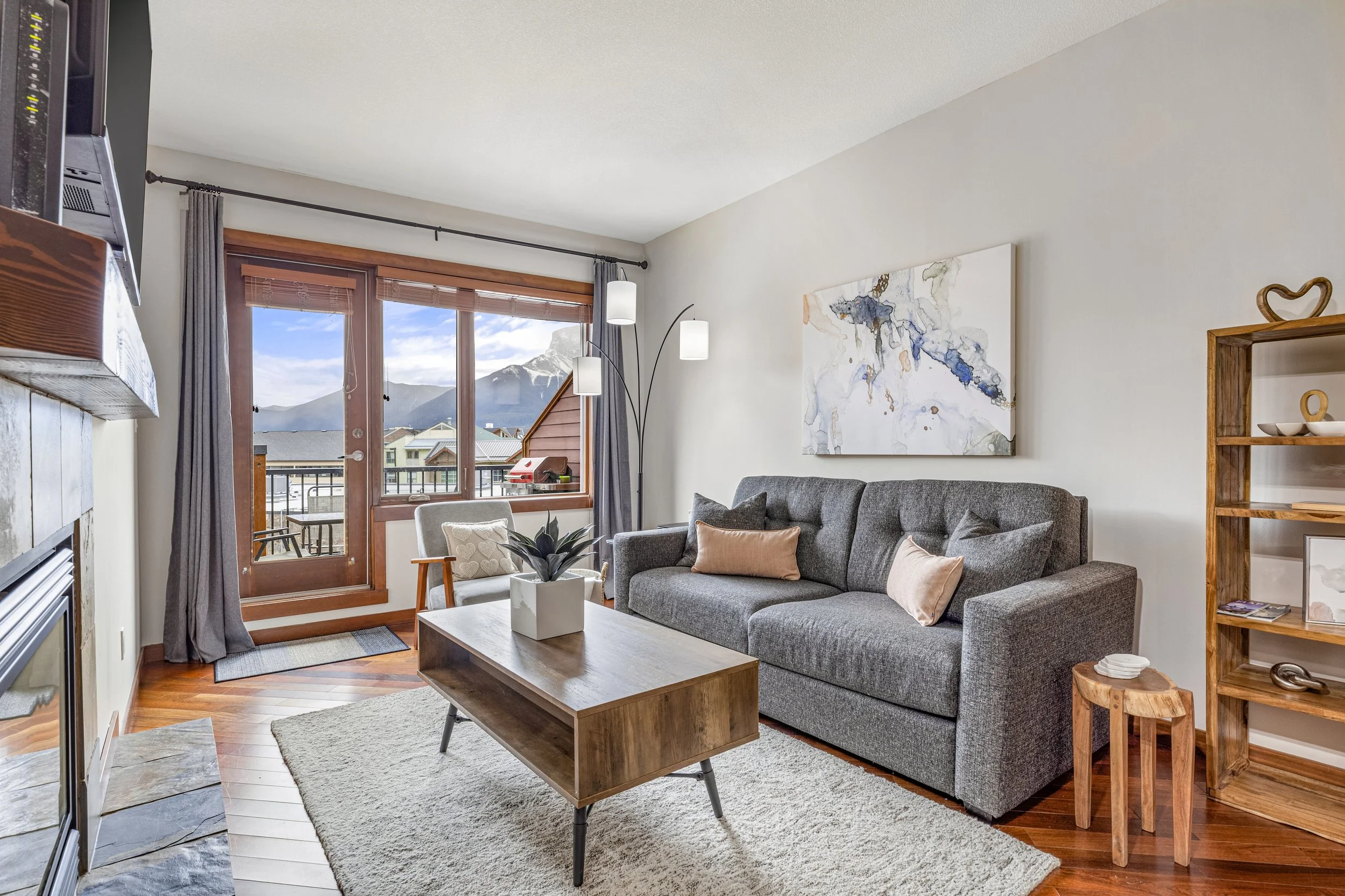 Alluring Mountain View Condo in Canmore Downtown!