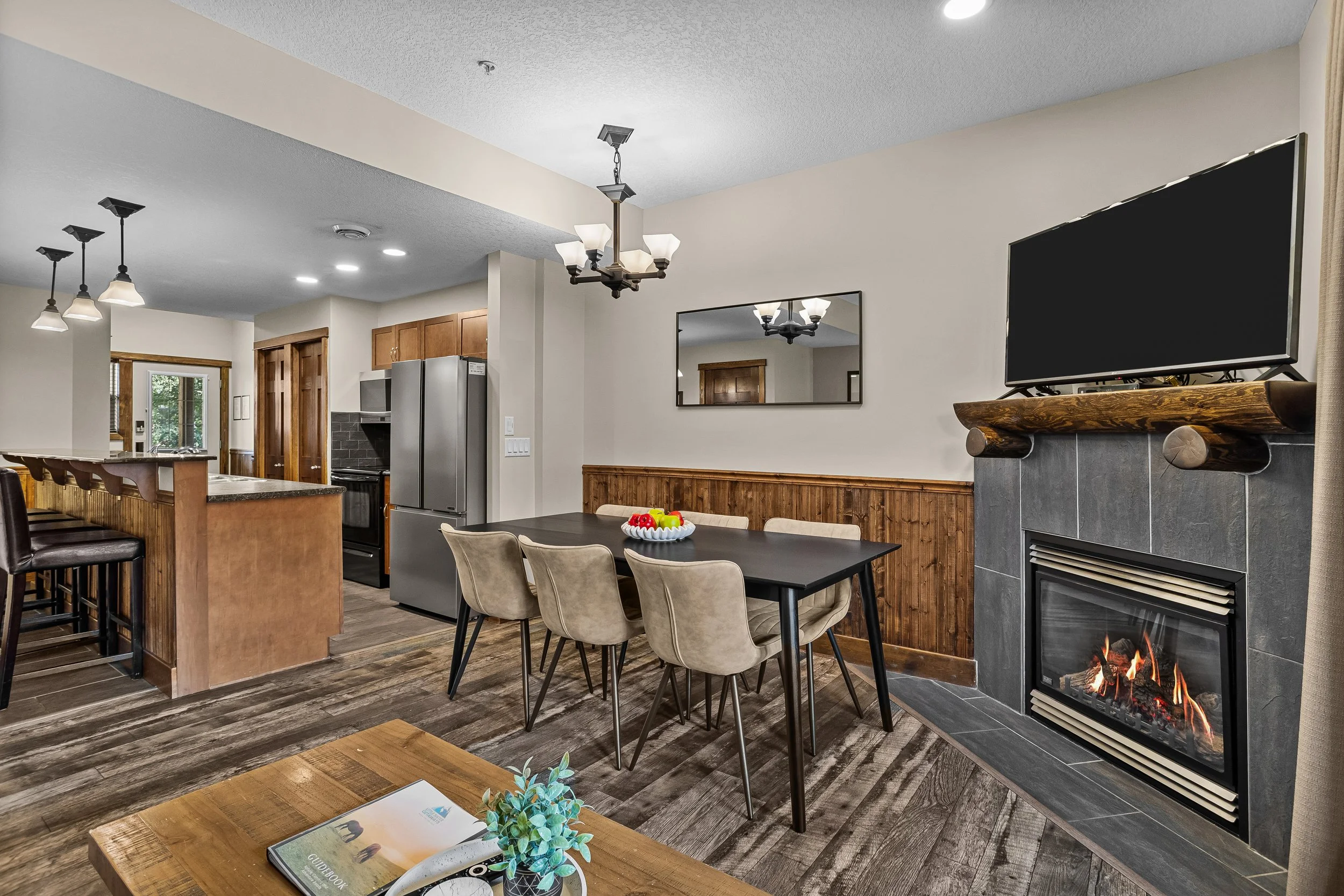 Cozy Living Room &amp; Dining Area