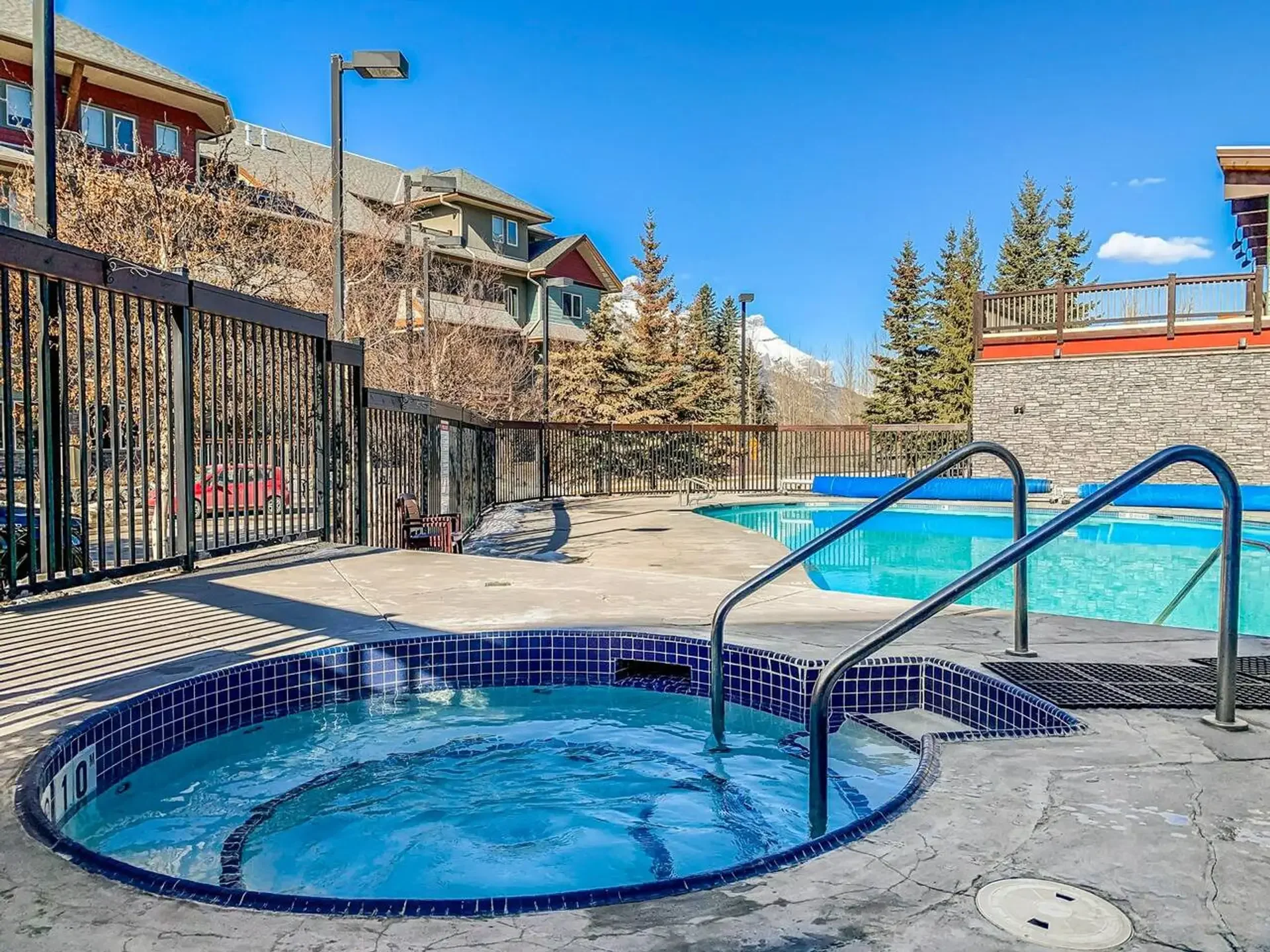 Outdoor Heated Pool &amp; Hot Tub