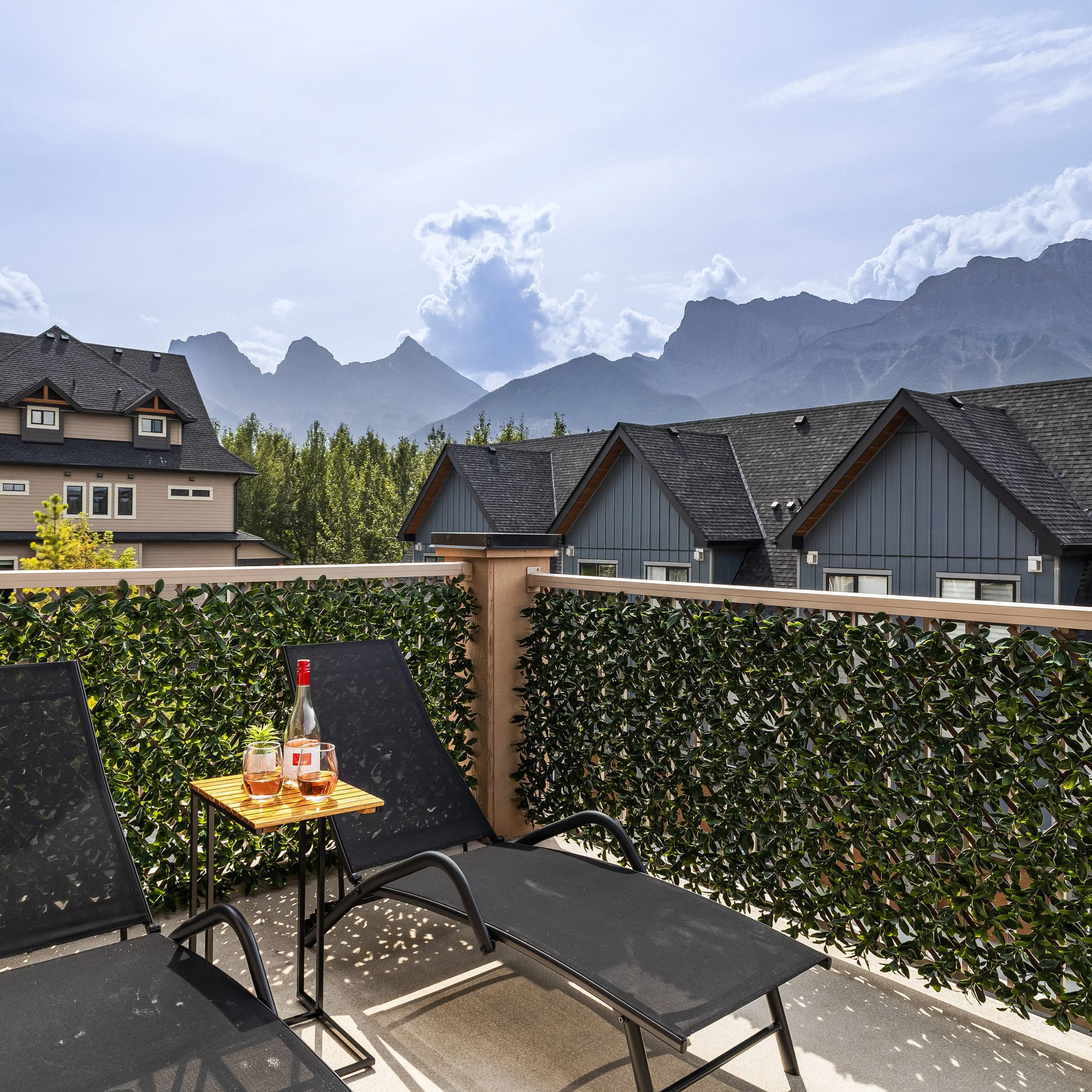 Would you stay here? 

Welcome to Warm Mountain Retreat | 2 Bedroom Apartment with mountain views and a hot tub! 

Plus, you can bring the whole family pets included so no one gets left behind! 🐾

Take advantage of our special autumn offers and book