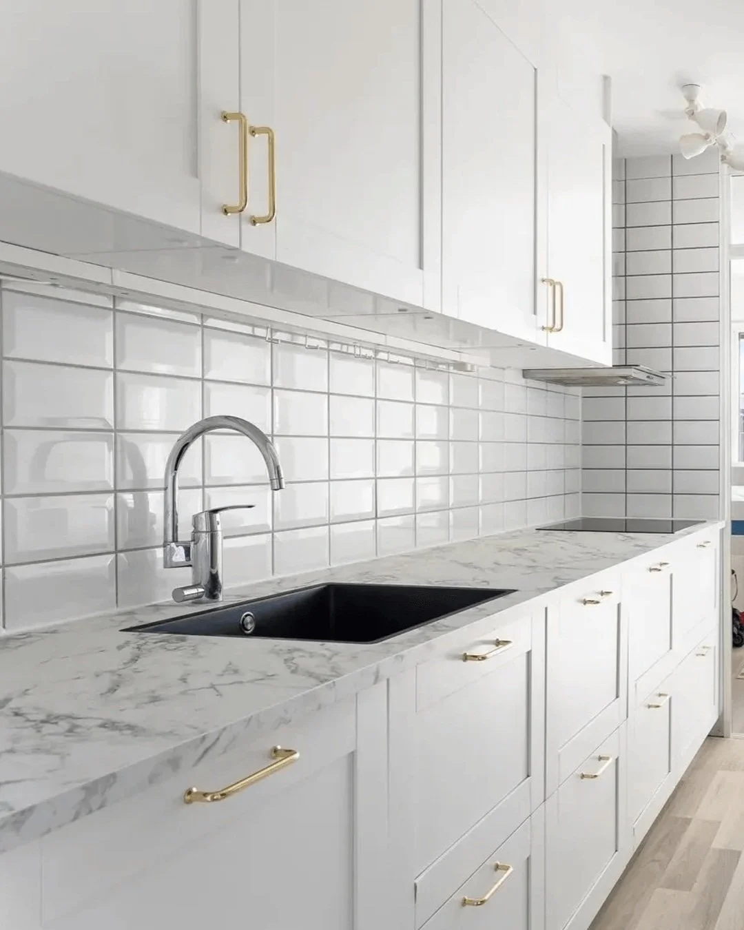 N&auml;r &auml;r det dags att p&aring;b&ouml;rja en omt&auml;nksam renovering? H&auml;r &auml;r tecknen du inte f&aring;r ignorera:

&bull; Fuktfl&auml;ckar eller lukt som inte f&ouml;rsvinner
&bull; Sprickor i v&auml;ggar eller tak
&bull; Slitna yto